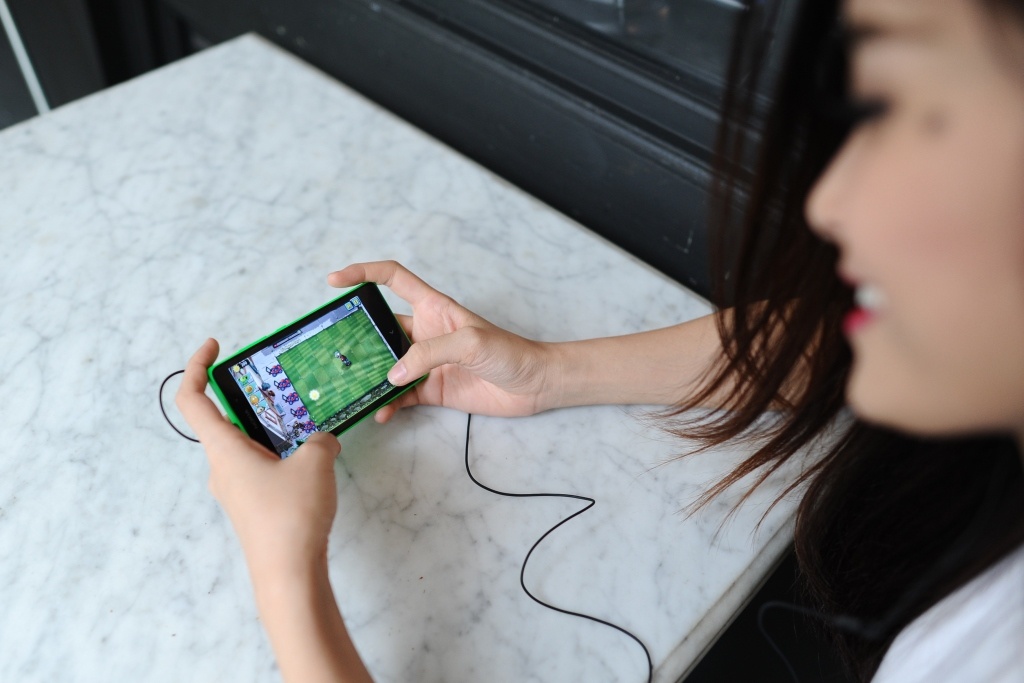 Noo Phuoc Thinh bay meo bao ve smartphone hinh anh