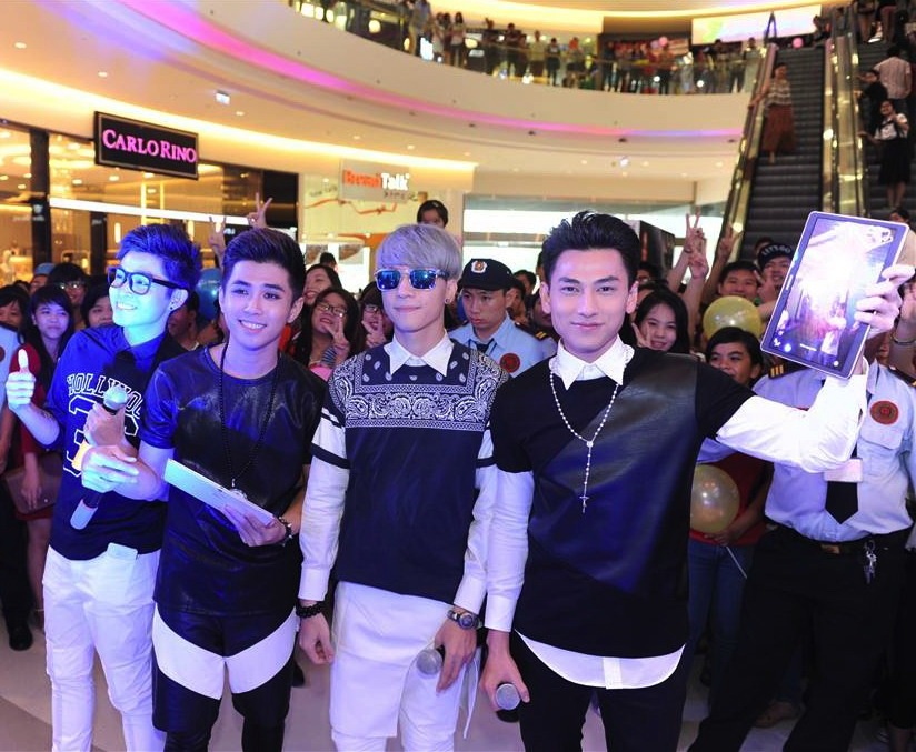 365 'selfie' cung Samsung Galaxy Tab S hinh anh