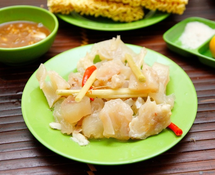 An lau gau bo giua troi he Ha Noi hinh anh