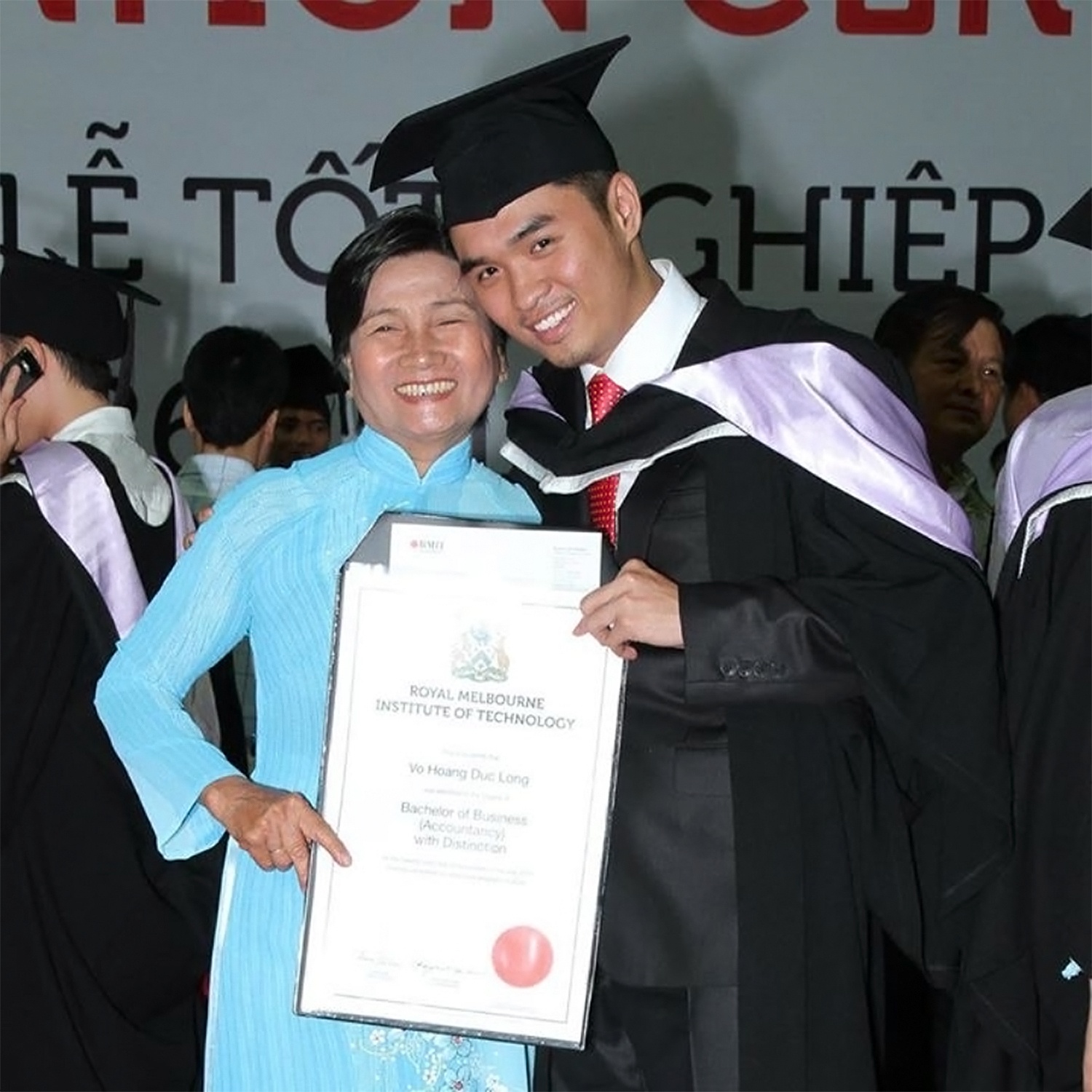 Long và mẹ tại lễ tốt nghiệp RMIT Việt Nam.