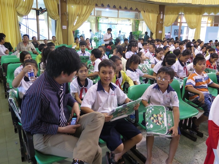 VPBank tang 17.000 cap sach va 1.000 hoc bong hinh anh