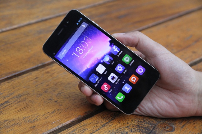 Chiem nguong smartphone vo thep dat khach tai Viet Nam hinh anh