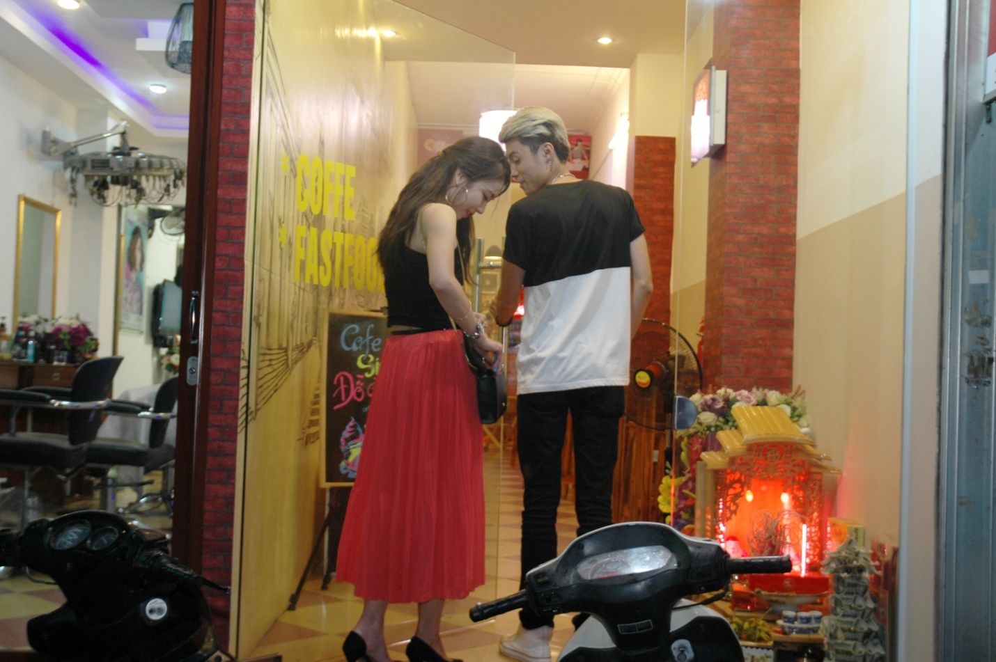 Vuong Anh Ole di an toi voi ban gai hinh anh