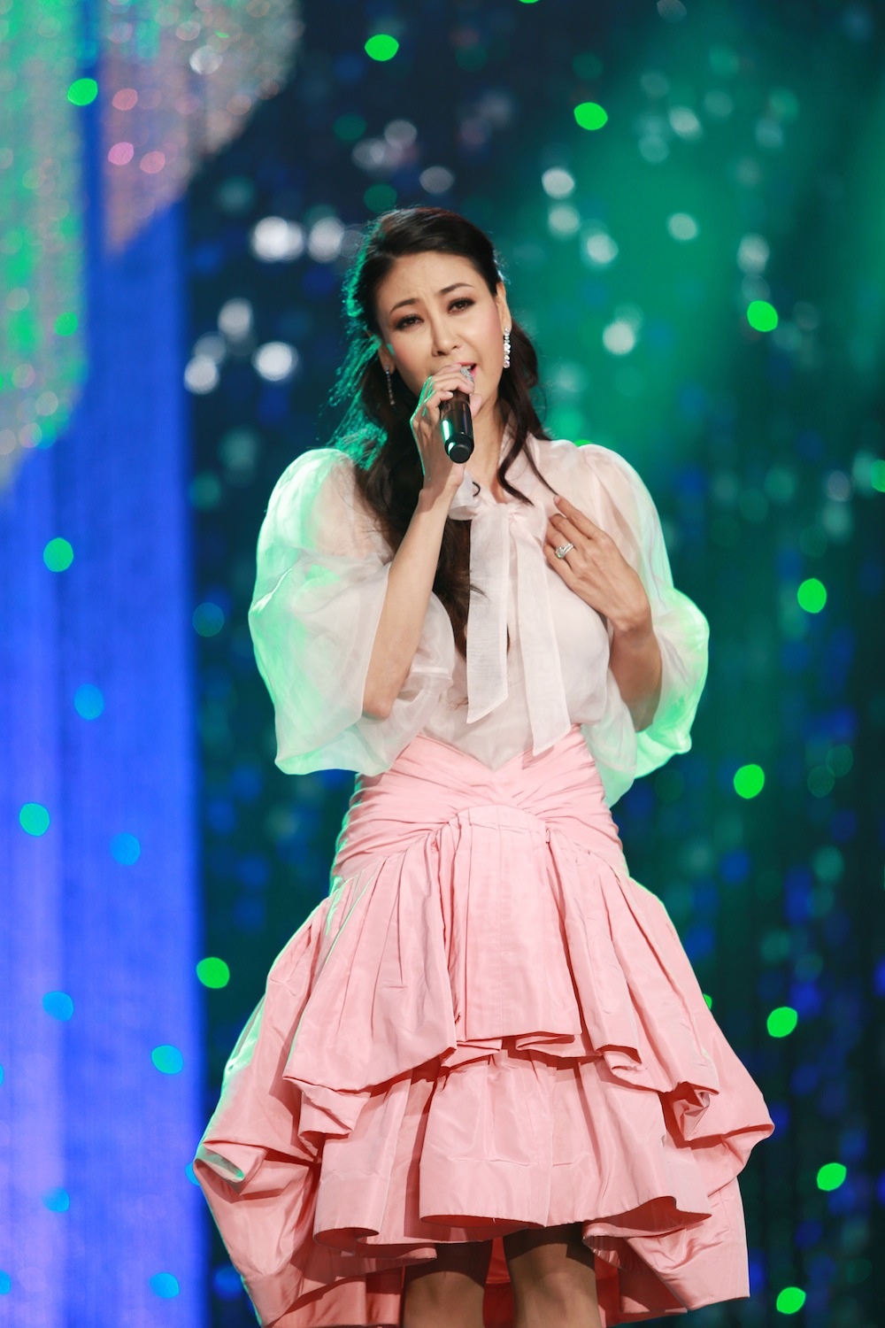 Hoa hậu Hà Kiều Anh hát tại đêm chung kết.