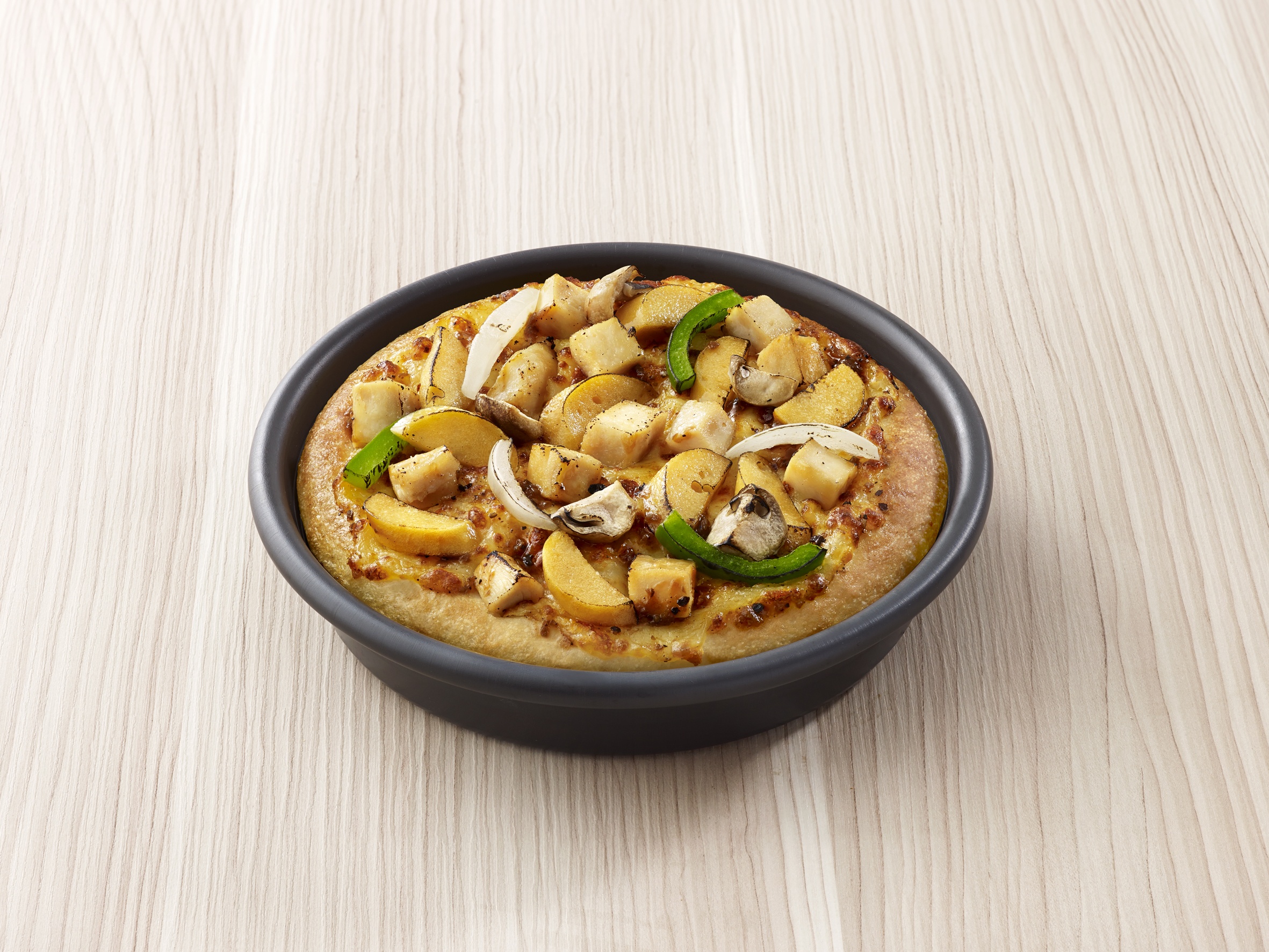 Chicken black pepper: Pizza với thịt gà nướng, xúc xích gà, nấm rơm, hành tây và ớt chuông phủ với sốt tiêu đen và phô mai. 