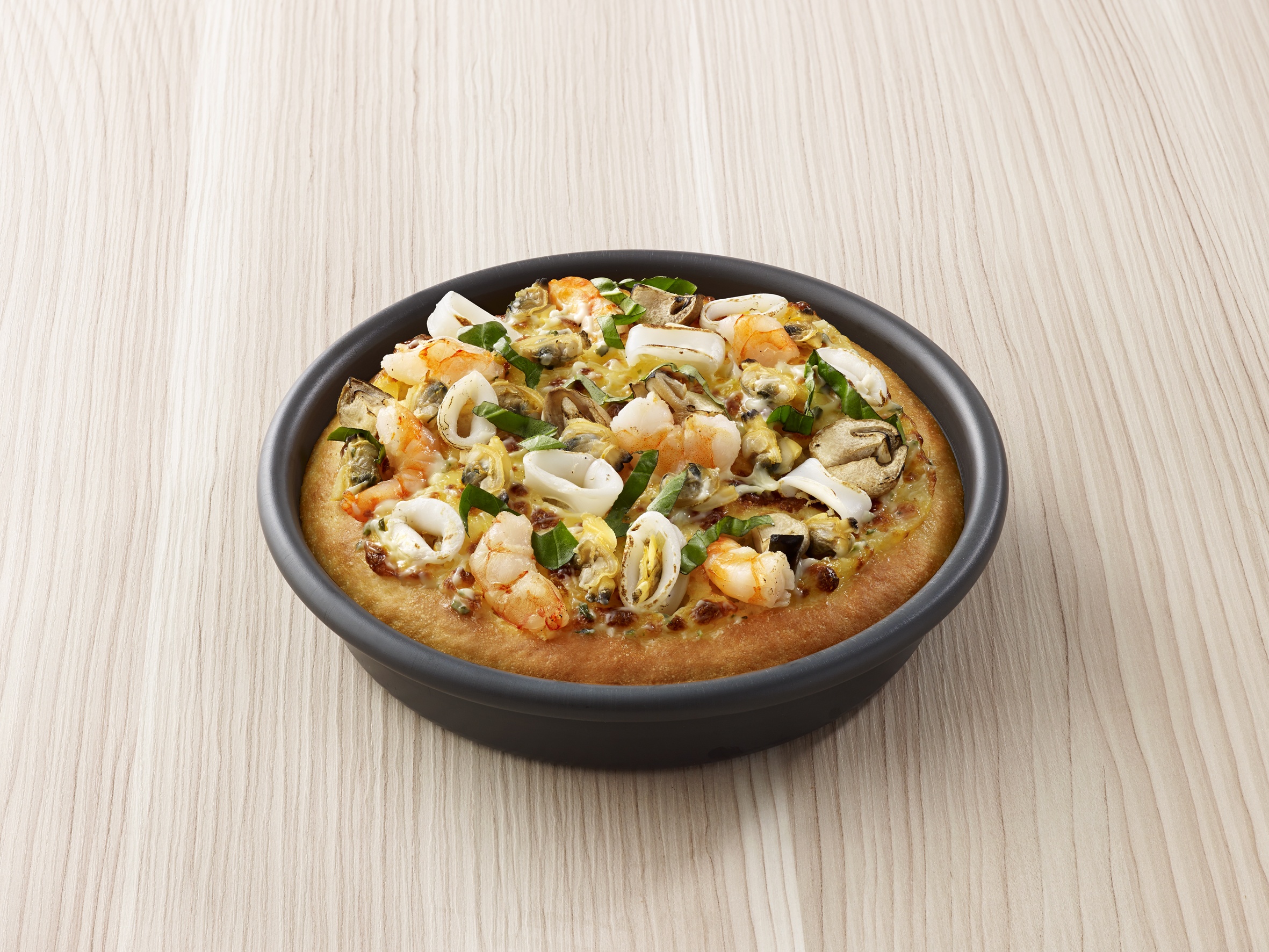 seafood pesto: Pizza hải sản với tôm, mực, nghêu và nấm trên nền sốt Pesto và phô mai Mozzarella