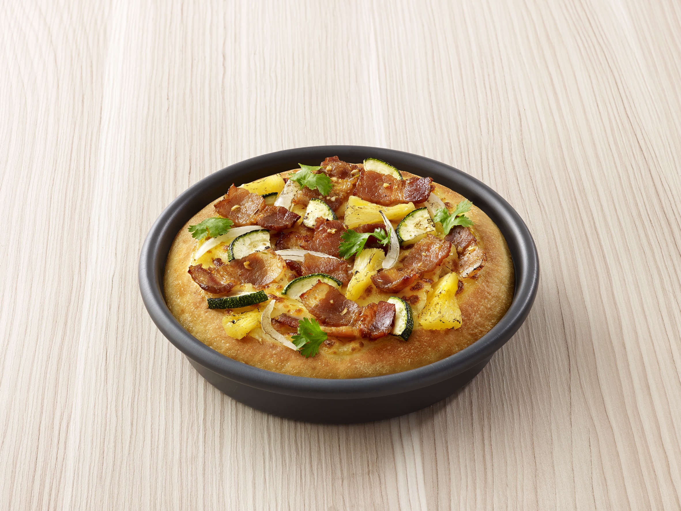 BBQ Deli pork : Pizza với thịt heo nướng, dứa, hành tây, bí ngòi