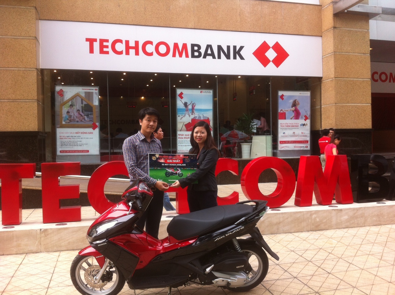 Techcombank chuc mung khach hang trung xe AirBlade hinh anh
