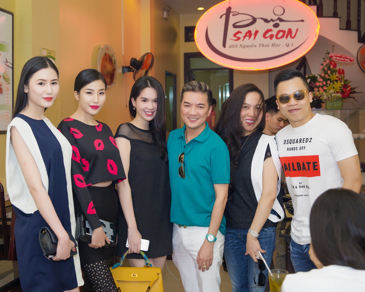 Mr. Dam va Ngoc Trinh ru nhau di an com tam binh dan hinh anh