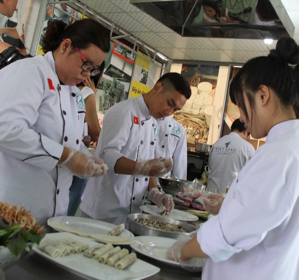 Hoc nghe, can chon truong uy tin hinh anh