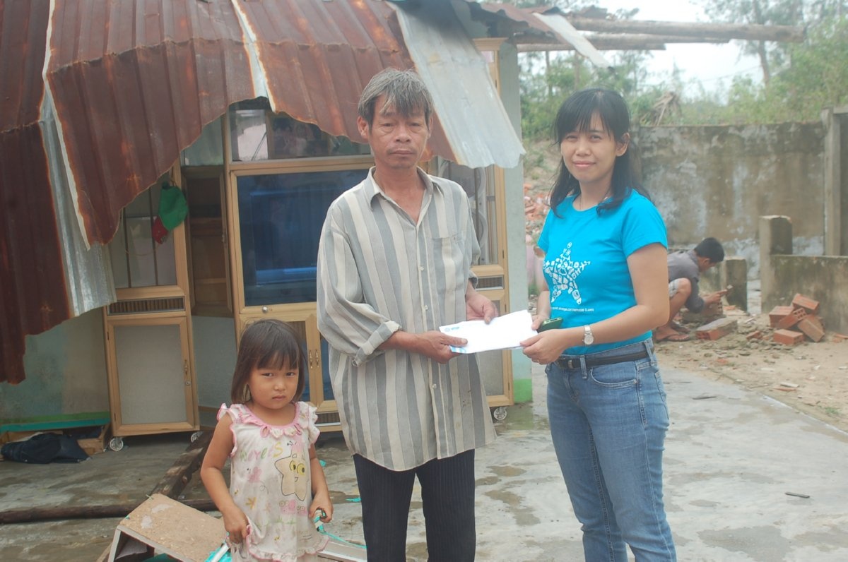 VNIF trao tien va qua ho tro nguoi dan Quang Nam hinh anh