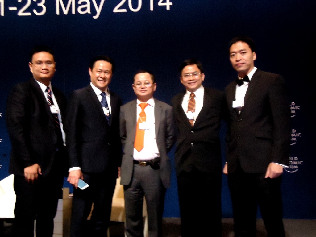 Ông Lê Hồng Minh (ngoài cùng bên phải) đón nhận giải thưởng lớn này