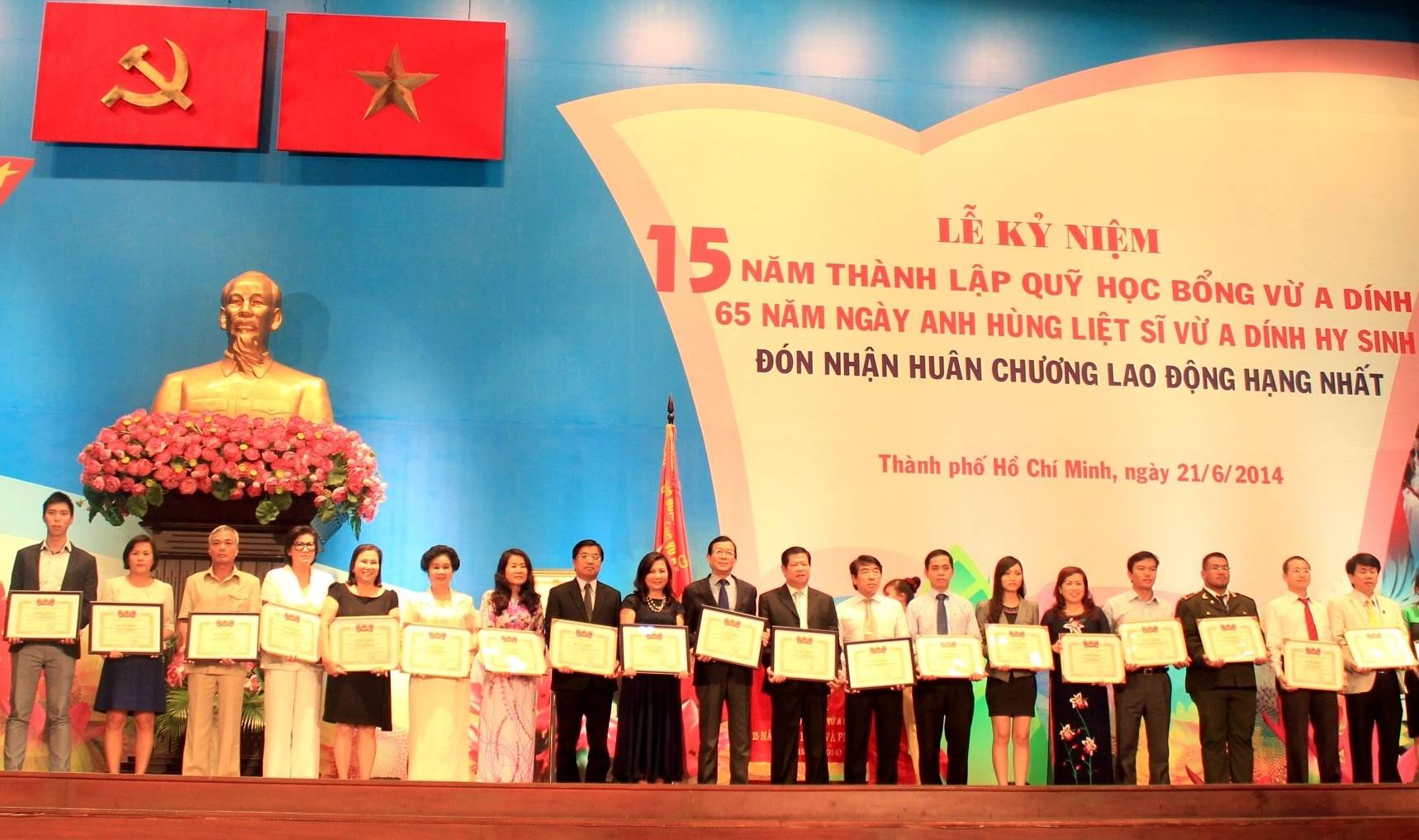 Bà Nguyễn Hoàng Quế Nga - Phó Tổng Giám Đốc VNG (thứ hai từ bên trái) lên nhận bằng khen