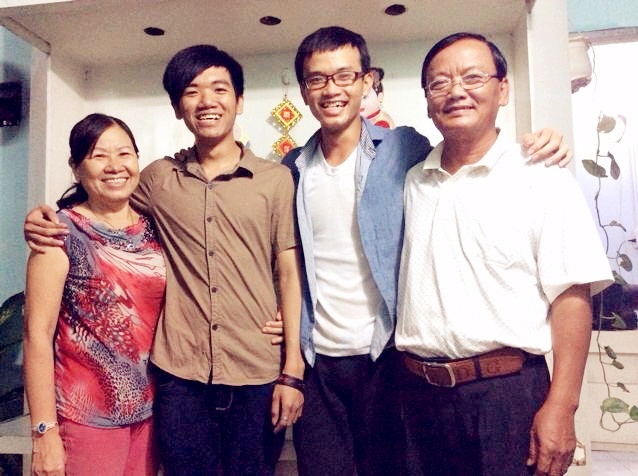 Lê Hữu Quang Vinh (thứ 2 từ trái sang) bên gia đình và người thân