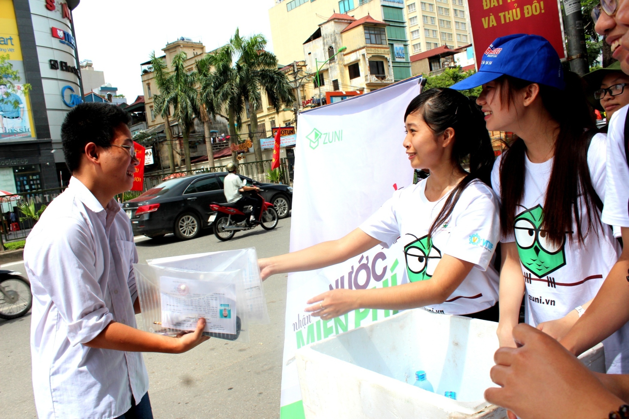 Hanh trinh cac thu khoa nang buoc si tu hinh anh
