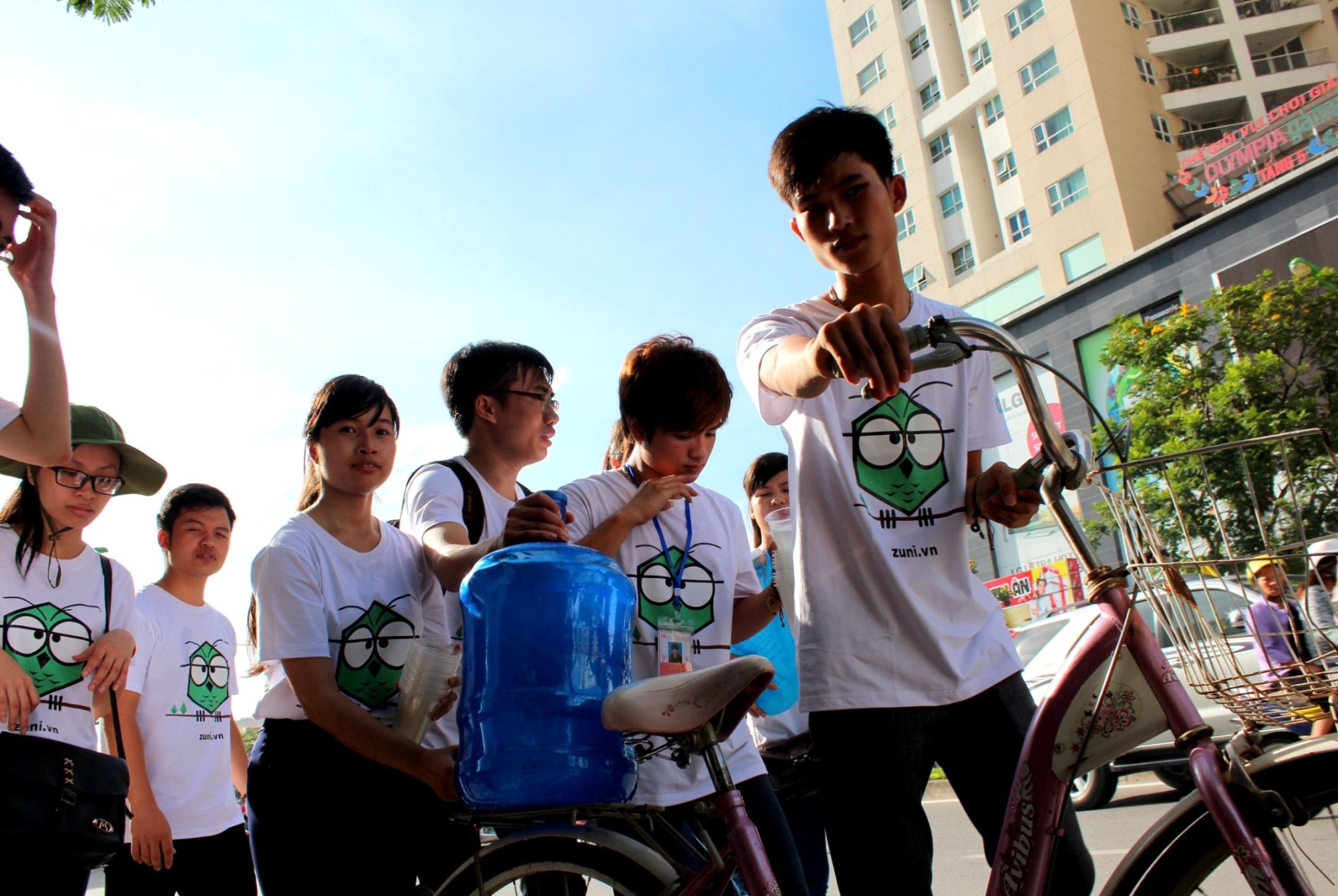 Các thủ khoa và TNV Zuni trao nước đến tận tay người nhà và thí sinh