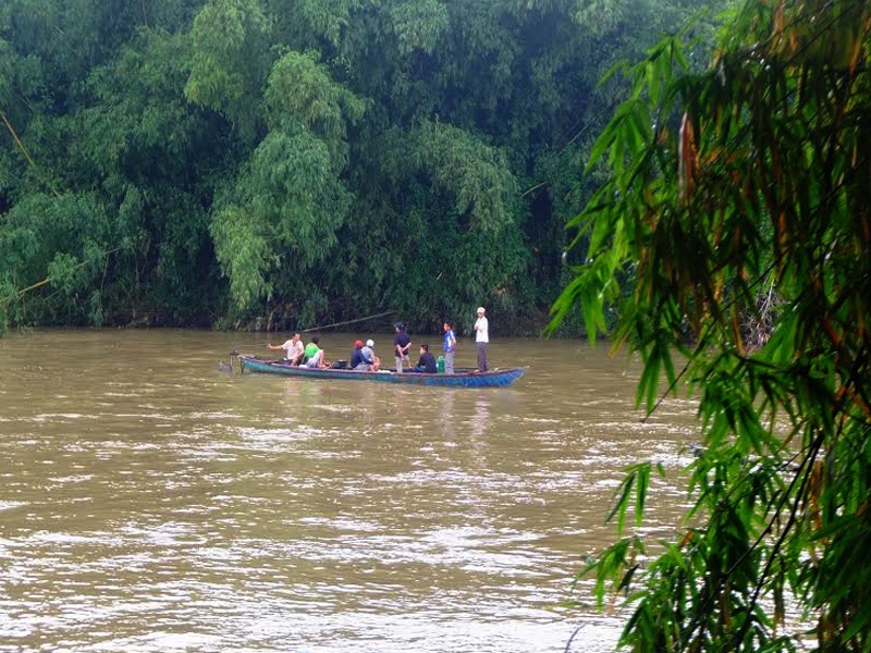 Tim thay thi the doi tinh nhan tren song Vu Gia hinh anh