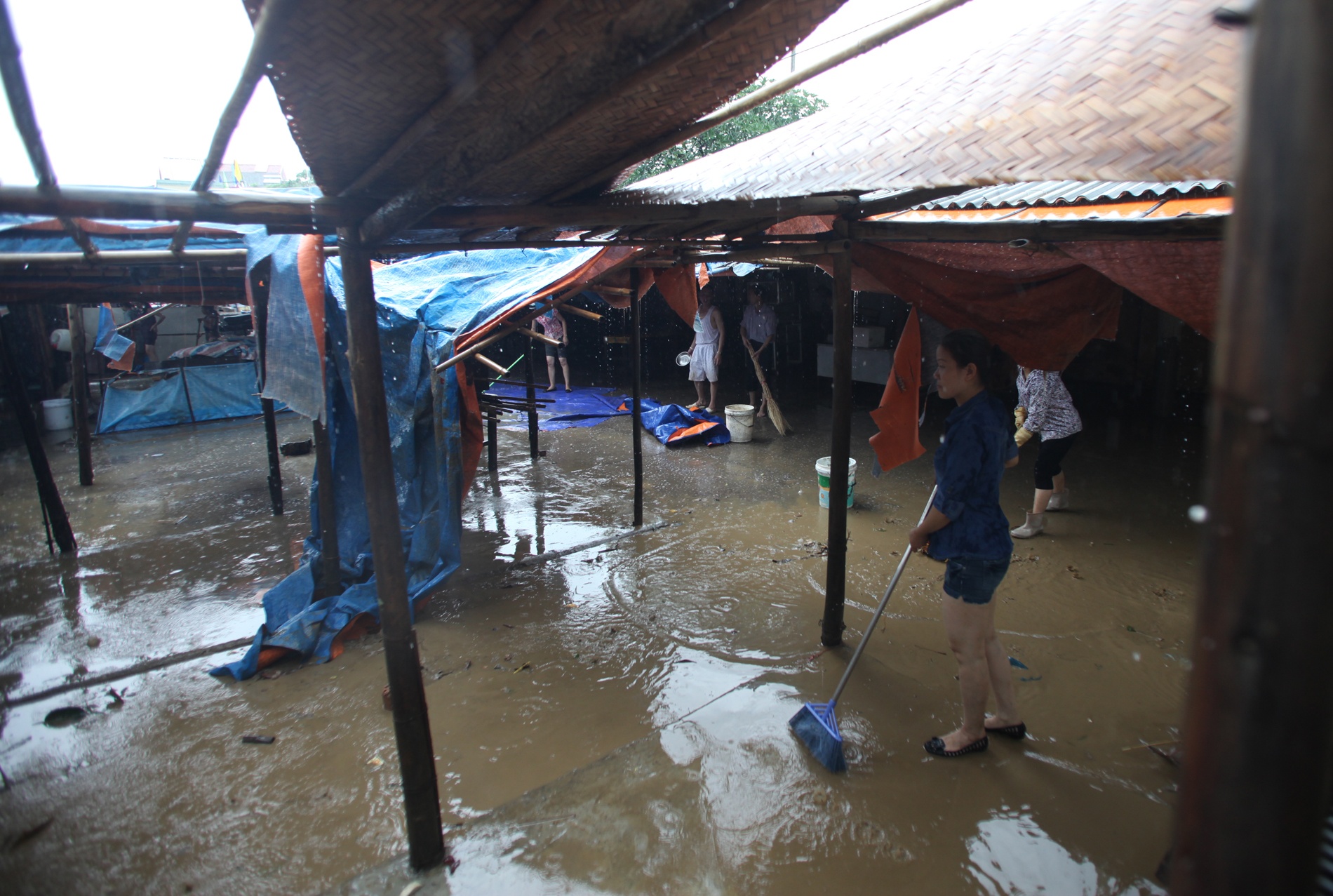 1.	Chợ Giếng Vuông nằm ngày cạnh suối, đây là lại là điểm trũng nên nước đọng và rút rất nhanh, tuy nhiên mực nước nhiều lúc có thể cao đến 3m.