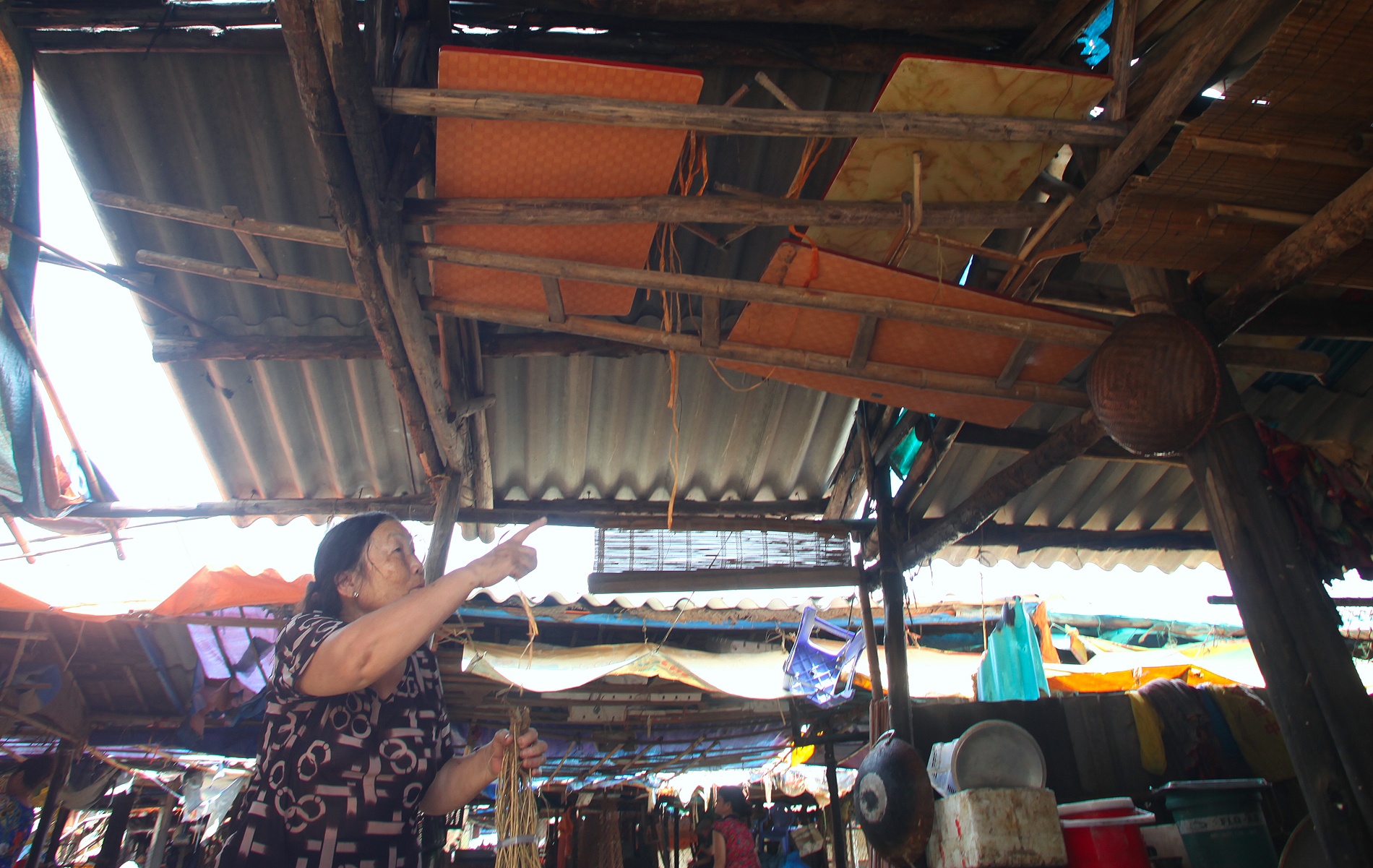 10.	Bác Nguyễn Thị Minh Thanh 72 tuổi nói:” Nghe dự báo thời tiết có bão đổ về Lạng Sơn, rút kinh nghiệm lần trước tôi đã treo hết bàn ghế, bếp ga…lên cao để tránh bị trôi và giờ quay lại chỉ phải dọng dẹp sơ qua bên dưới và kê lại vật dụng là có thể buôn bán”.