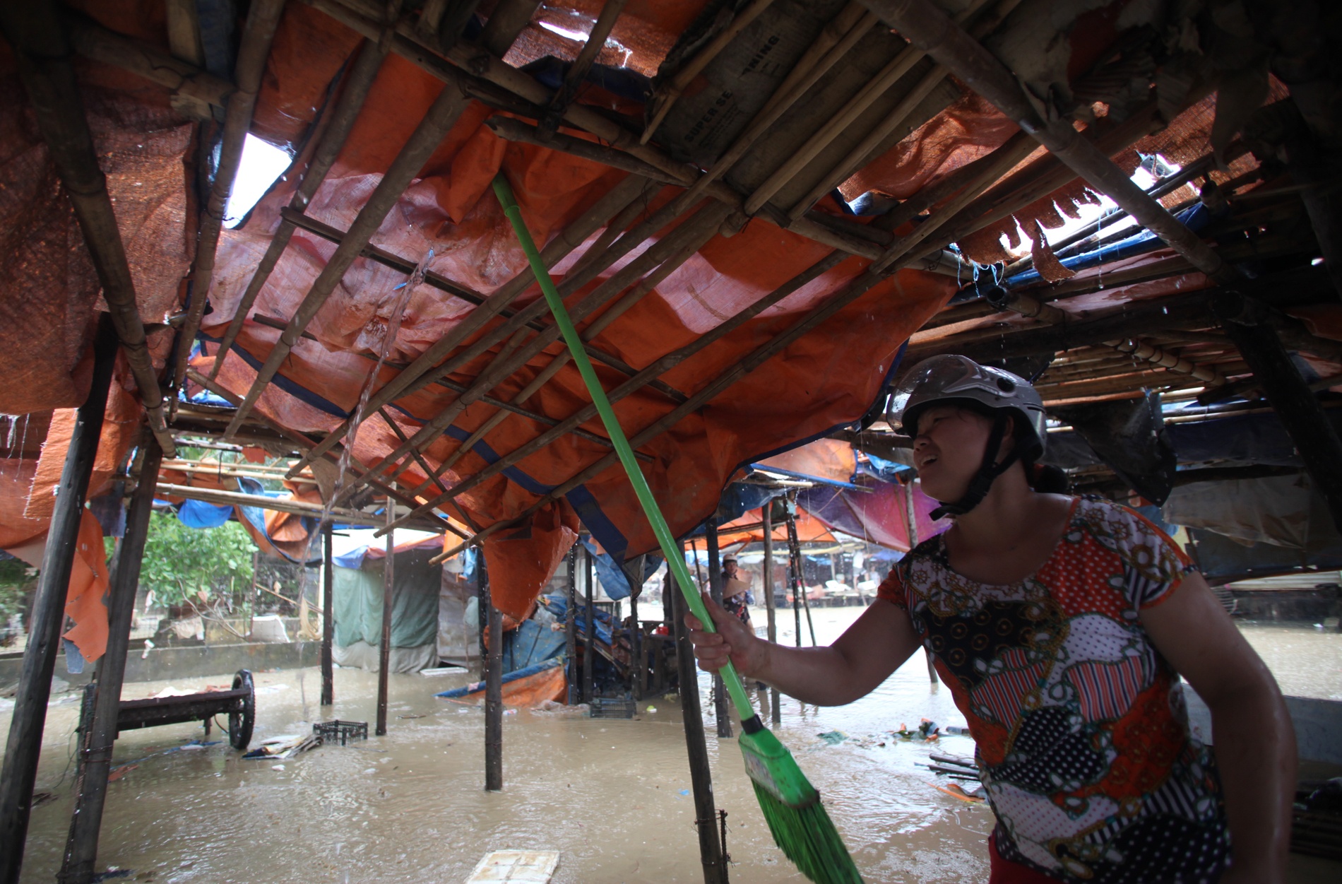 2.	Cơn bão đi qua kèm theo gió giật khiến nhiều tấm phên bạt, ngói bị xé rách, thủng lỗ chỗ. Ngay khi nước rút còn khoảng 1m nước người dân là chủ các cửa hàng trong chợ đã tìm cách tiếp cận và dọn dẹp.