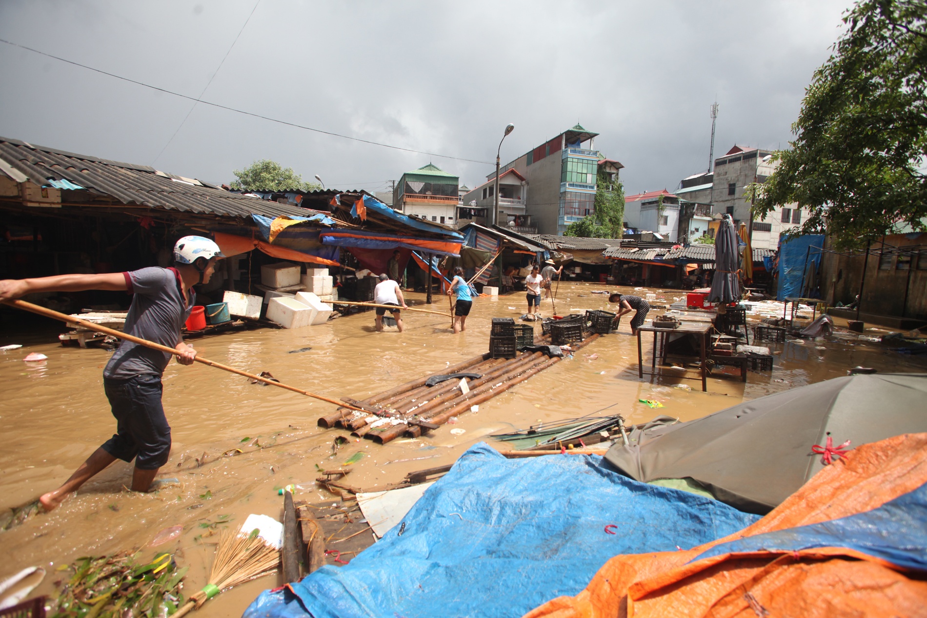 3.	Nước rút khá nhanh, khung cảnh chợ còn lại như một “bãi chiến trường”.