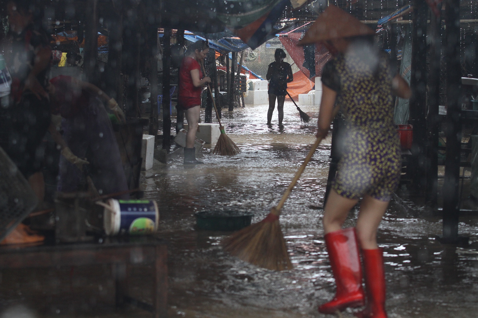 5.	“Đây là lần lụt thứ 2 trong năm, cách nhau chỉ 2 tháng, lần trước do chưa có kinh nghiệm nên chờ nước rút hẳn người dân mới có mặt để dọn dẹp, chính vì thế không có nước để rửa và dọn rác đọng. Rút kinh nghiệm lần này mọi người đều có mặt từ khi nước chưa rút hết để làm sạch nơi buôn bán. Cơn mưa này là tưởng chừng gây khó khăn nhưng lại mang nước đến để người dân có thể rửa bàn ghế, đồ dùng sạch hơn”. Chị Giang chia sẻ.