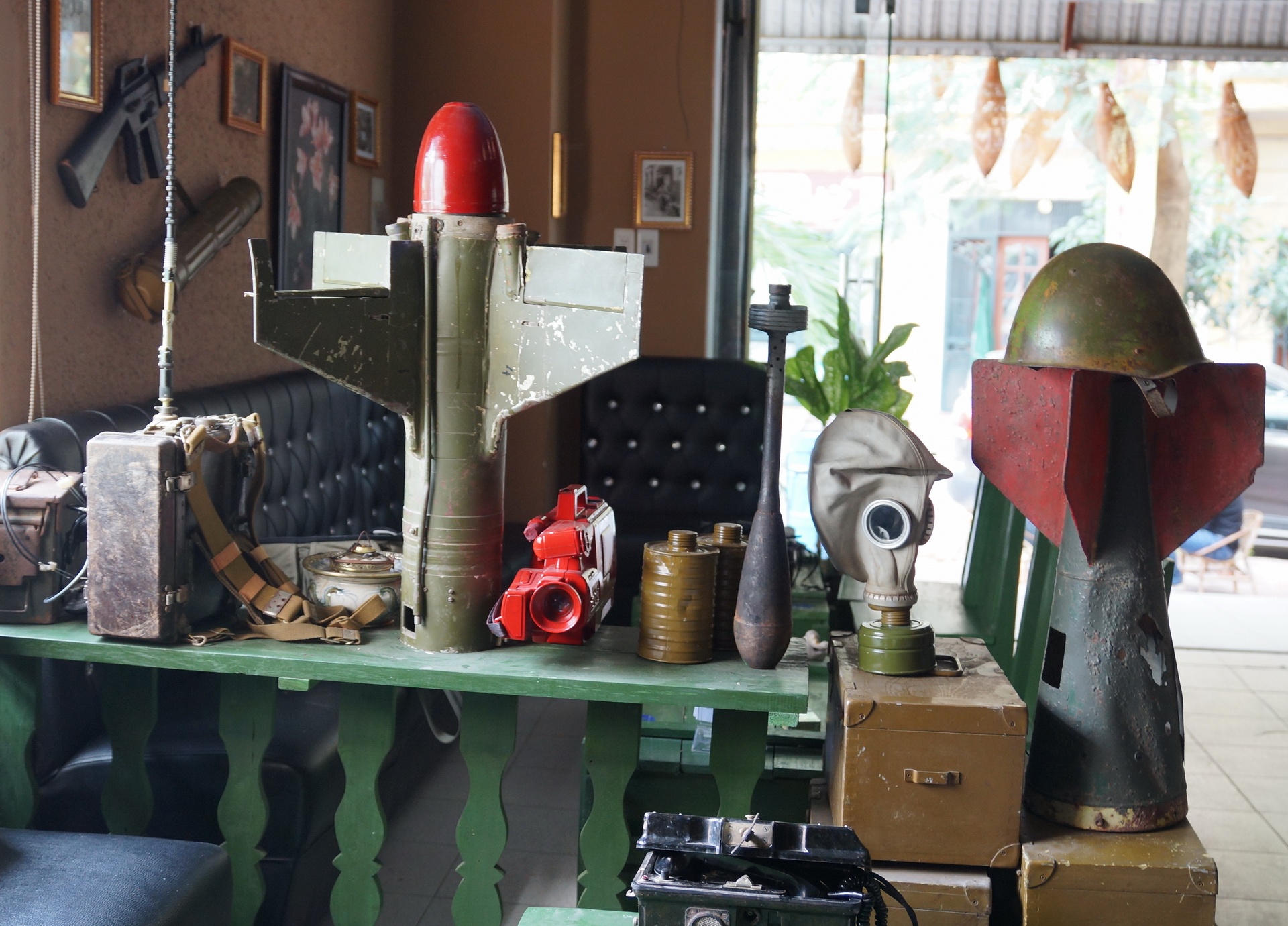 Quan ca phe hut khach bang ky vat chien tranh hinh anh