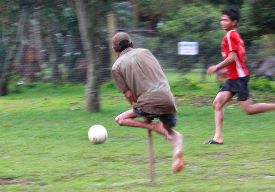 Nhung pha bong lat leo cua thanh nien di bang gay hinh anh