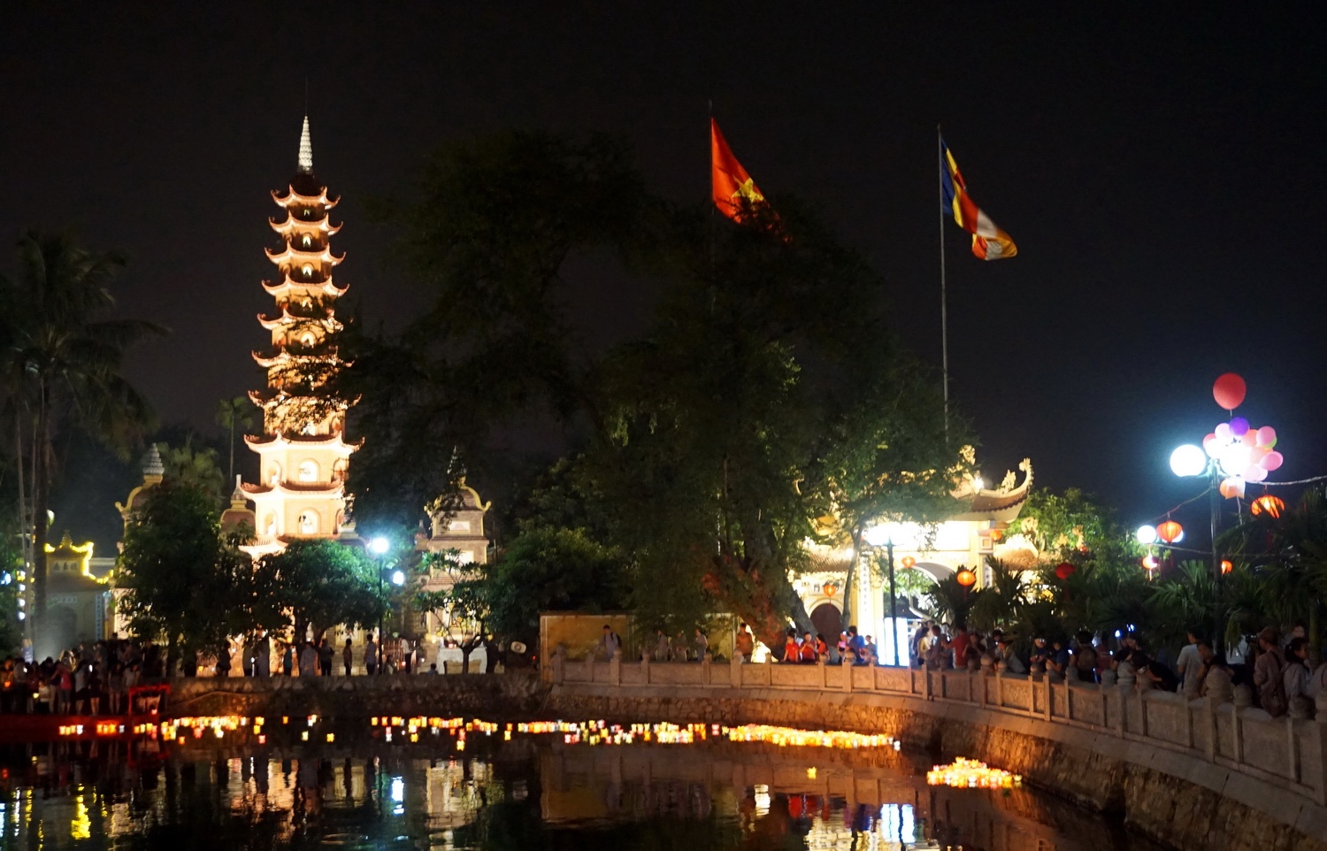 3.000 hoa dang lung linh tren ho Tay hinh anh