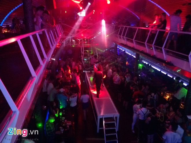 Canh an choi, nhay mua trong long du thuyen hinh anh