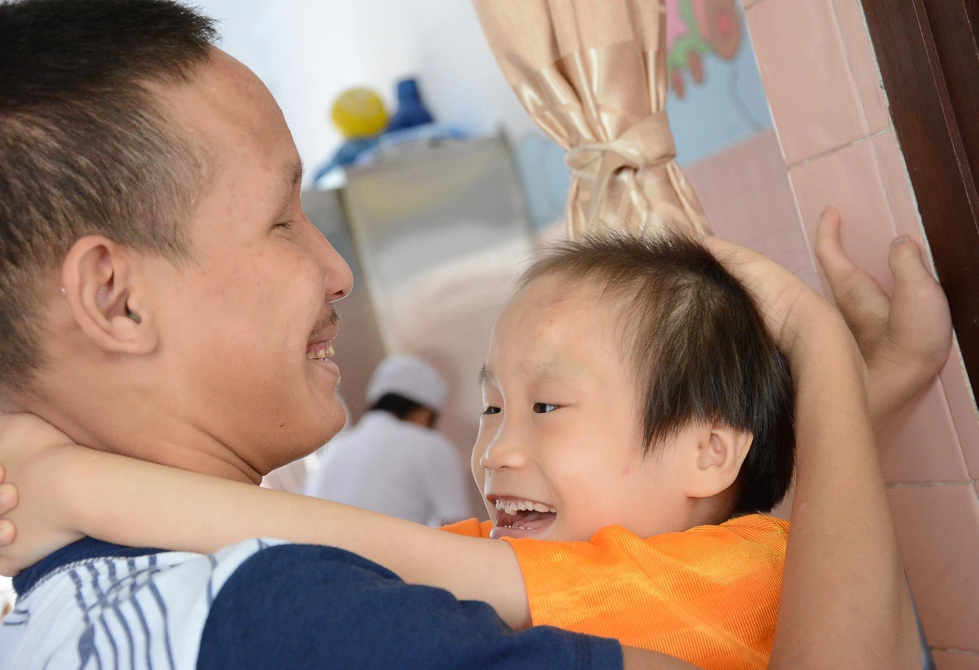 Đồng cảnh ngộ nên các em trong làng luôn yêu thương, giúp đỡ và chăm sóc nhau như anh em ruột thịt trong gia đình.