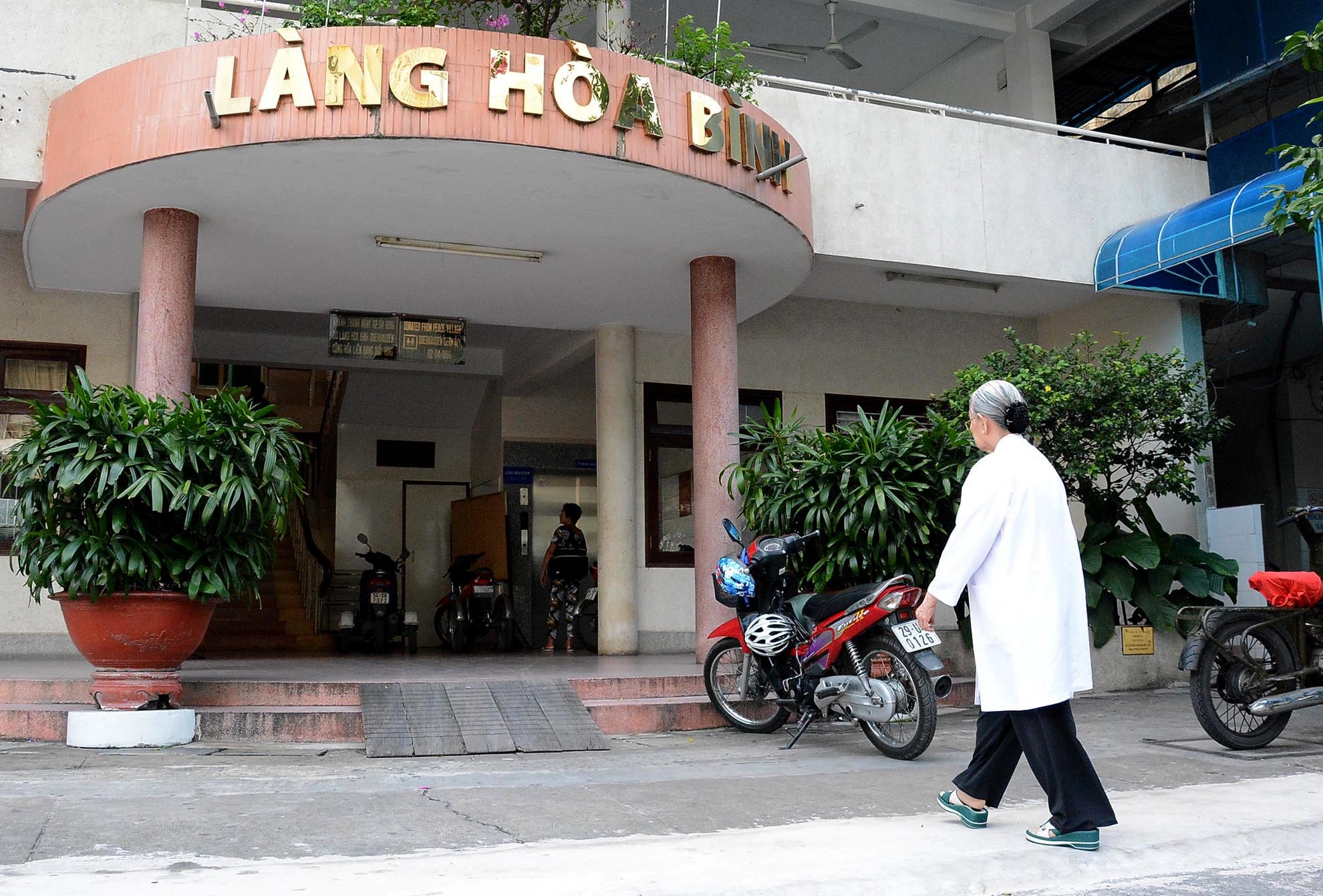 Hằng ngày, cứ 6 giờ sáng, bà Tạ Thị Chung lại đến làng Hòa Bình - BV Từ Dũ, TP.HCM để dặn dò bộ phận bếp chuẩn bị đồ ăn, đánh thức những đứa cháu dậy ăn sáng và đi học.