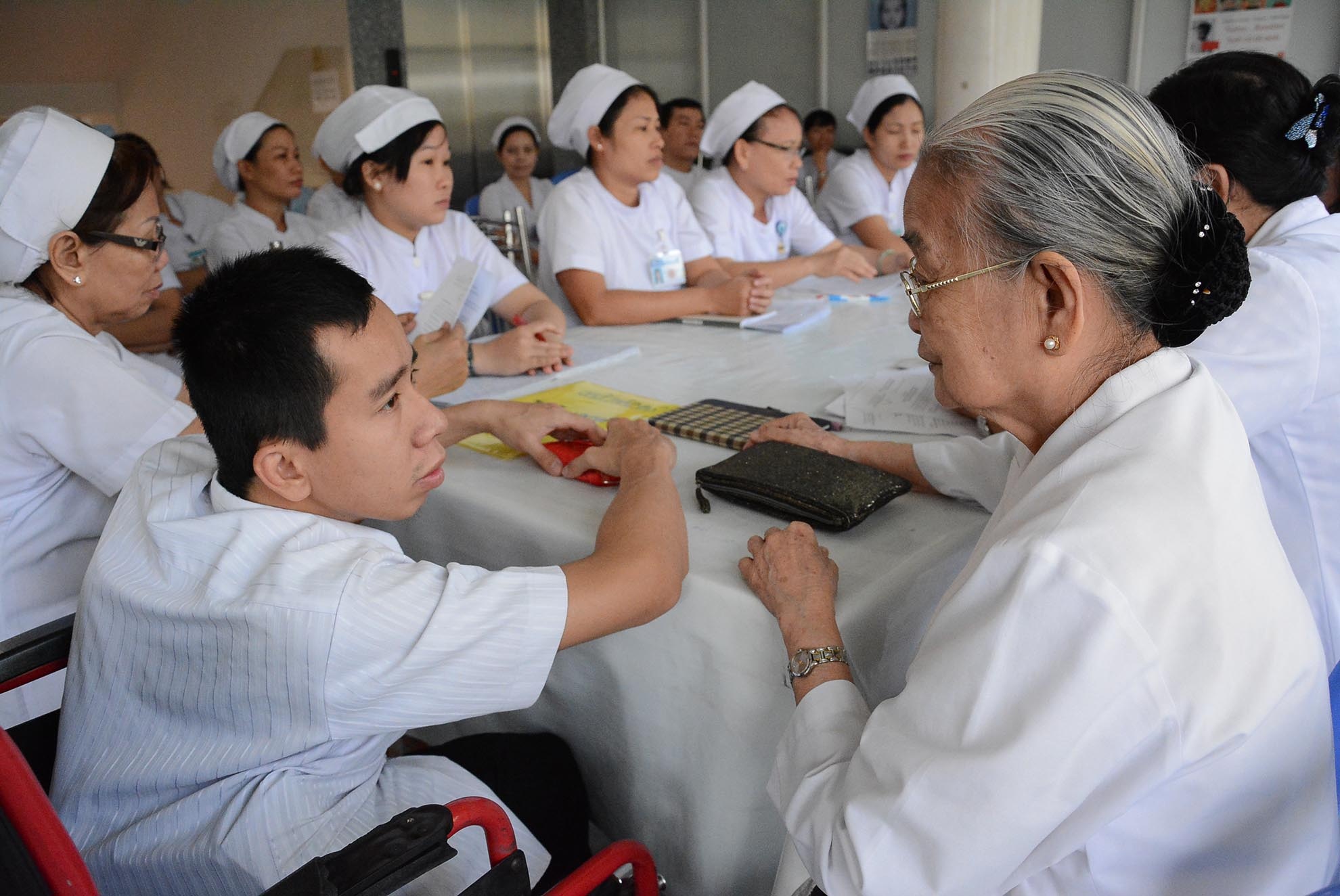 Bà Chung sinh năm 1931, quê Bến Tre, xuất thân trong một gia đình có truyền thống cách mạng. Năm 15 tuổi, bà đã tham gia hoạt động cách mạng và 4 năm sau tự hào được đứng vào hàng ngũ của Đảng. Bác sĩ Tạ Thị Chung giữ chức  Phó Giám đốc bệnh viện Phụ sản Từ Dũ TP.HCM từ năm 1975 đến 1998.