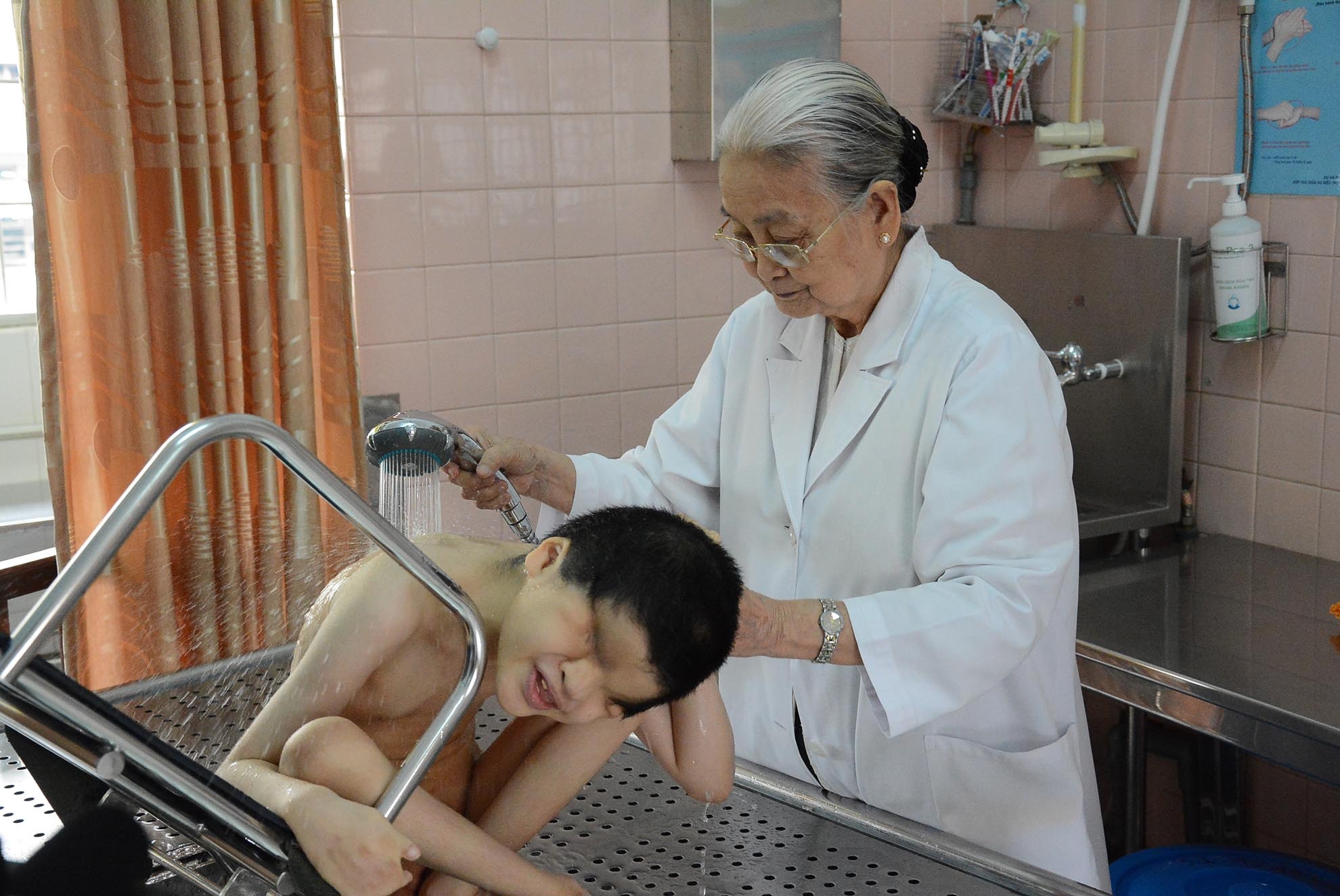 Dù việc chăm sóc một đứa trẻ đã khó, chăm sóc trẻ bệnh tật, nhiễm chất độc dioxin còn khó hơn nhiều nhưng với tình nhân ái bao la, gần 39 năm qua, bà Chung đã cùng các “mẹ” ở làng Hòa Bình nuôi nấng, chăm sóc, dạy dỗ cho các em. 