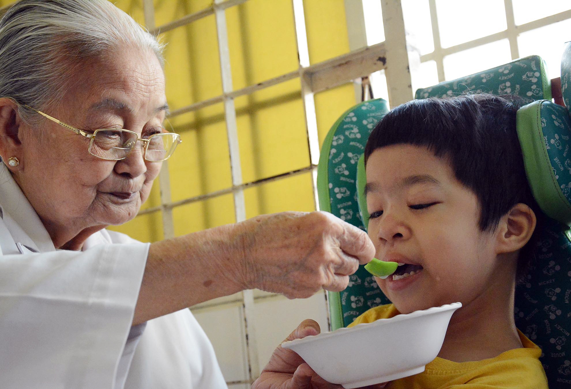 Ba cu 83 tuoi danh tron doi cho noi dau da cam hinh anh