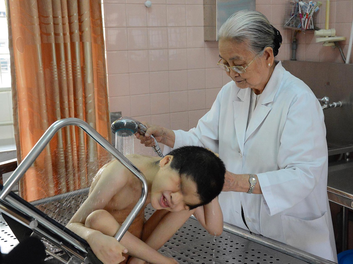 Ba cu 40 nam cuu mang tre nhiem chat doc da cam hinh anh