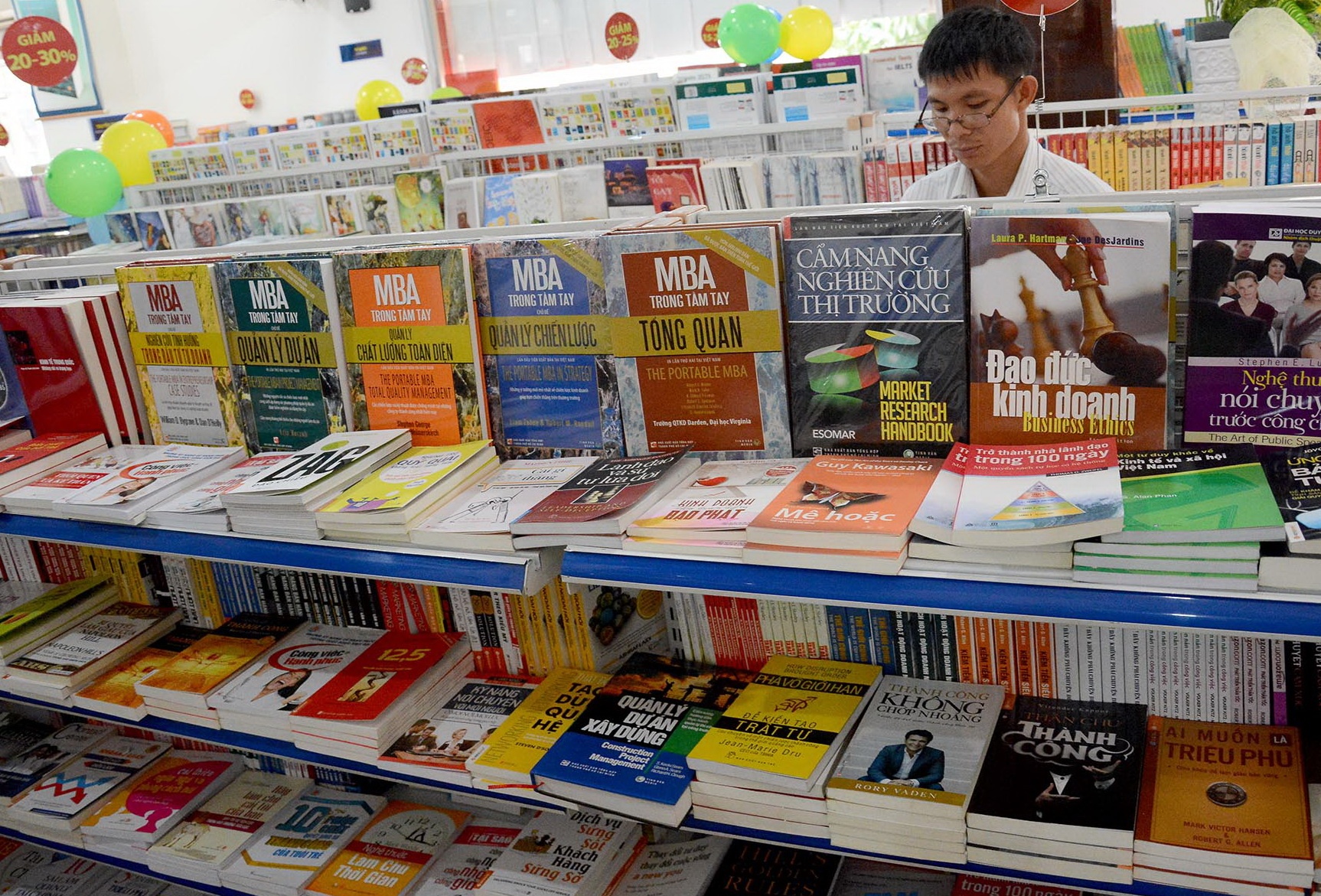 Các sản phẩm văn phòng phẩm và quà lưu niệm cũng giảm giá từ 40 đến 80%.