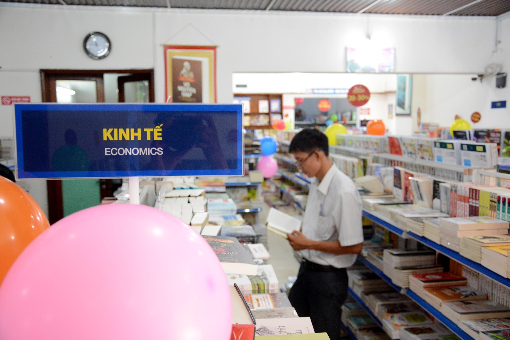 Các tựa sách về kinh tế giảm giá từ 20 đến 25% thu hút sự quan tâm đến nhiều bạn đọc làm kinh doanh.