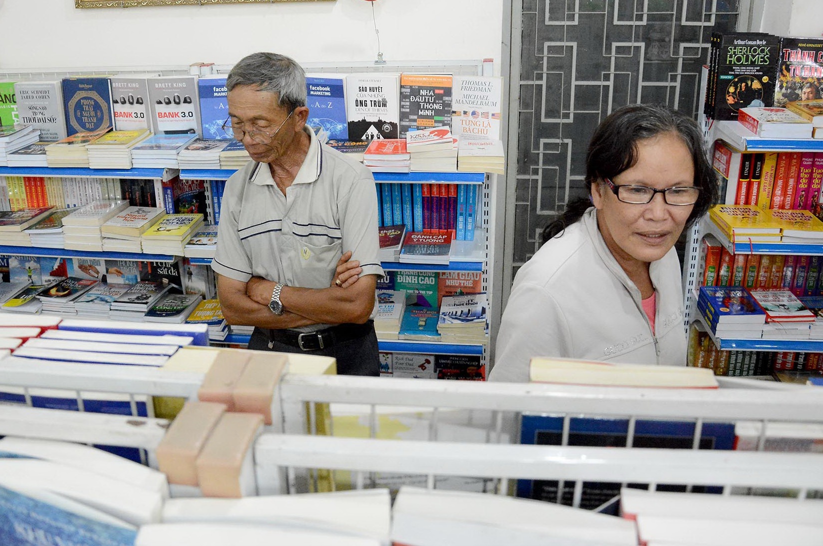 Các bạn đọc yêu thích sách eBook sẽ được sử dụng gói thuê bao không giới hạn – đọc trọn kho eBook với 50 ngàn đồng/30 ngày, 80 ngàn đồng/60 ngày và 100 ngàn đồng/90 ngày. Những độc giả mua sách điện tử sẽ được tặng phiếu mua sách điện tử giảm 10%.