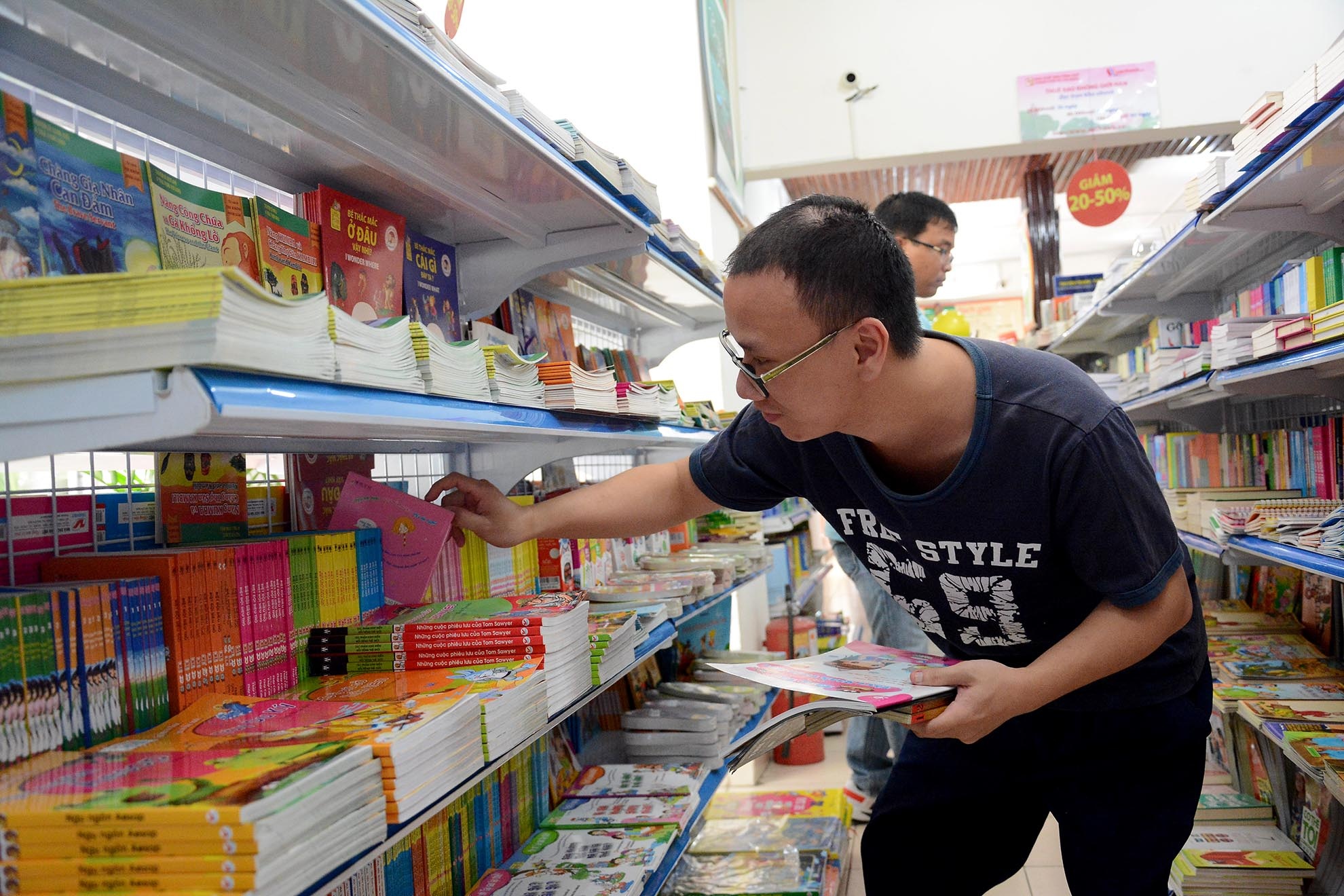 Tuần lễ sách hay lần thứ 8 không chỉ tạo cho bạn đọc bầu không khí thân thiện, gần gũi với sách, mà còn mong muốn bạn đọc quan tâm đến loại hình sách eBook nhiều hơn.  Anh Nguyễn Đức Uy, ngụ quận 3 cho biết, tuần lễ sách hay là một hoạt động mà nhiều người mê sách mong đợi, nhiều tựa sách, truyện giảm giá nên anh tìm mua cho mình và người thân những cuốn sách, truyện tranh yêu thích.