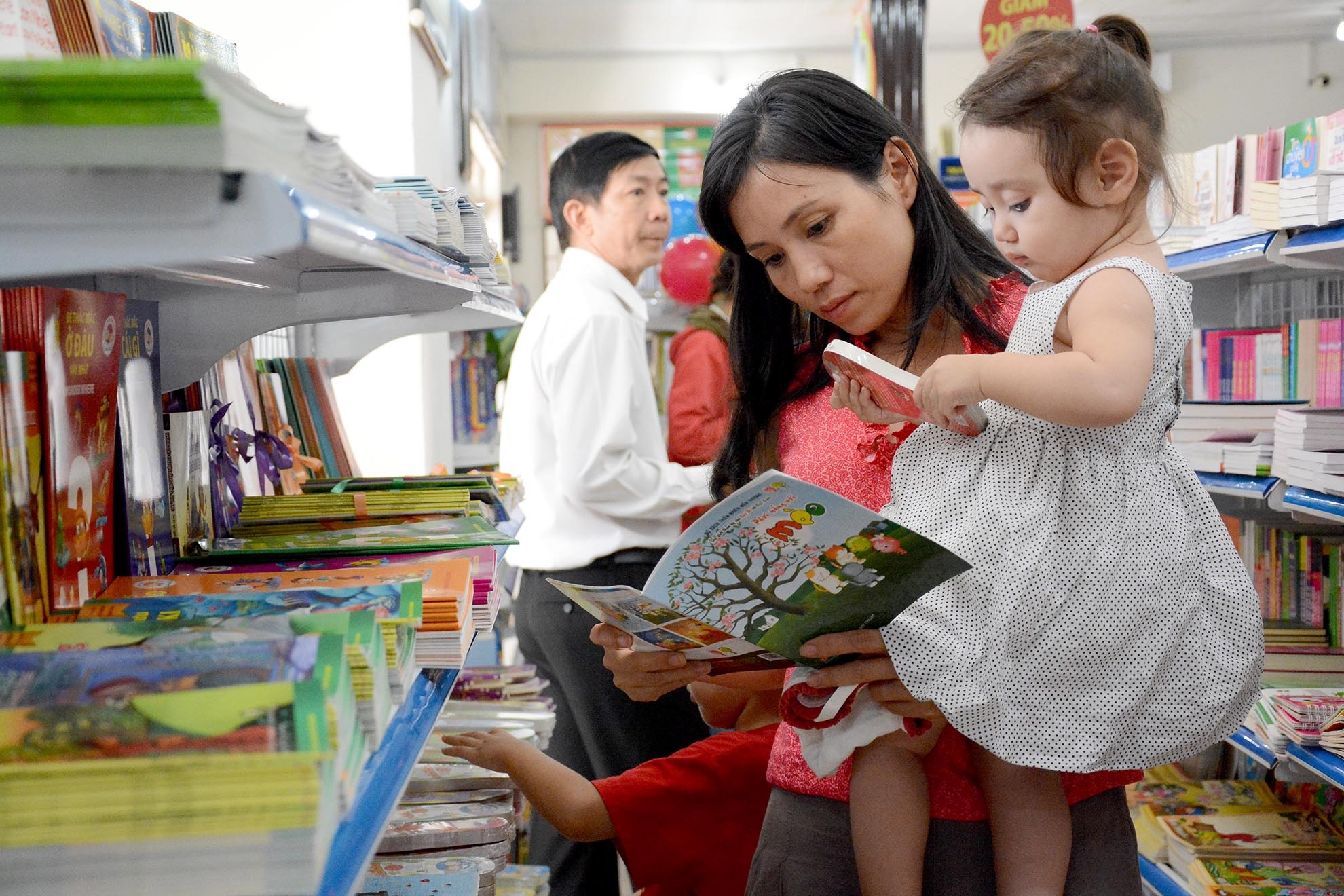 Ngoài hàng ngàn đầu sách đã có, NXB còn giới thiệu 30 đầu sách mới với nội dung đa dạng, từ chính trị, xã hội đến văn học, y tế, góp phần làm cho tủ sách của bạn đọc thêm giá trị, phong phú.