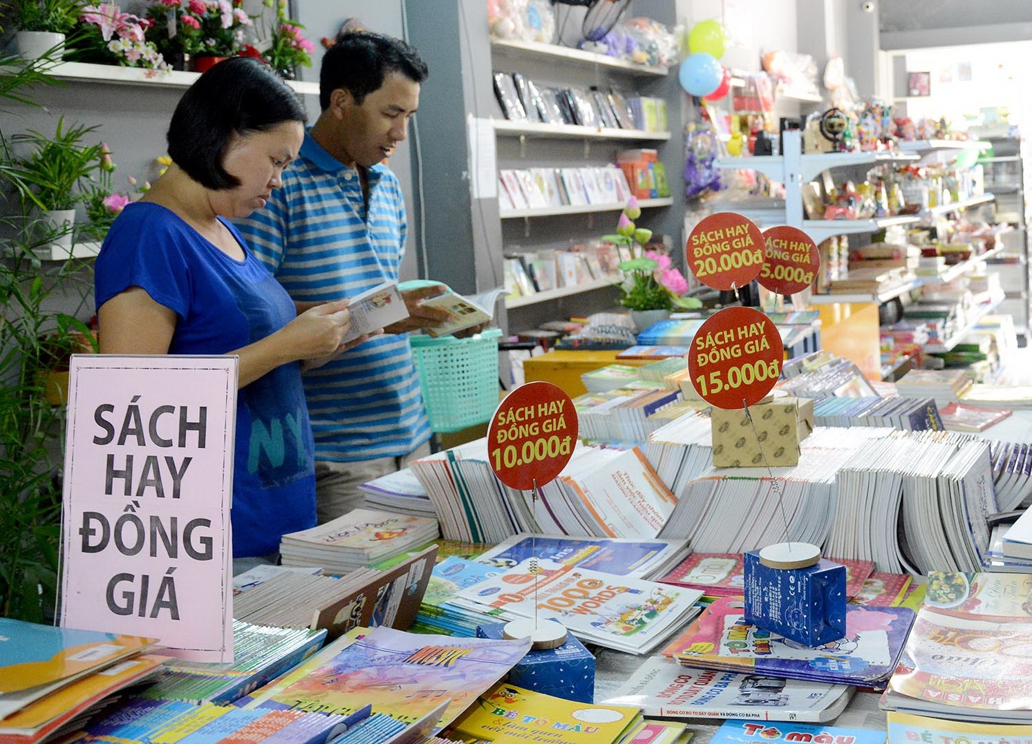 Giam gia hon 10.000 cuon sach cho ban doc o Sai Gon hinh anh
