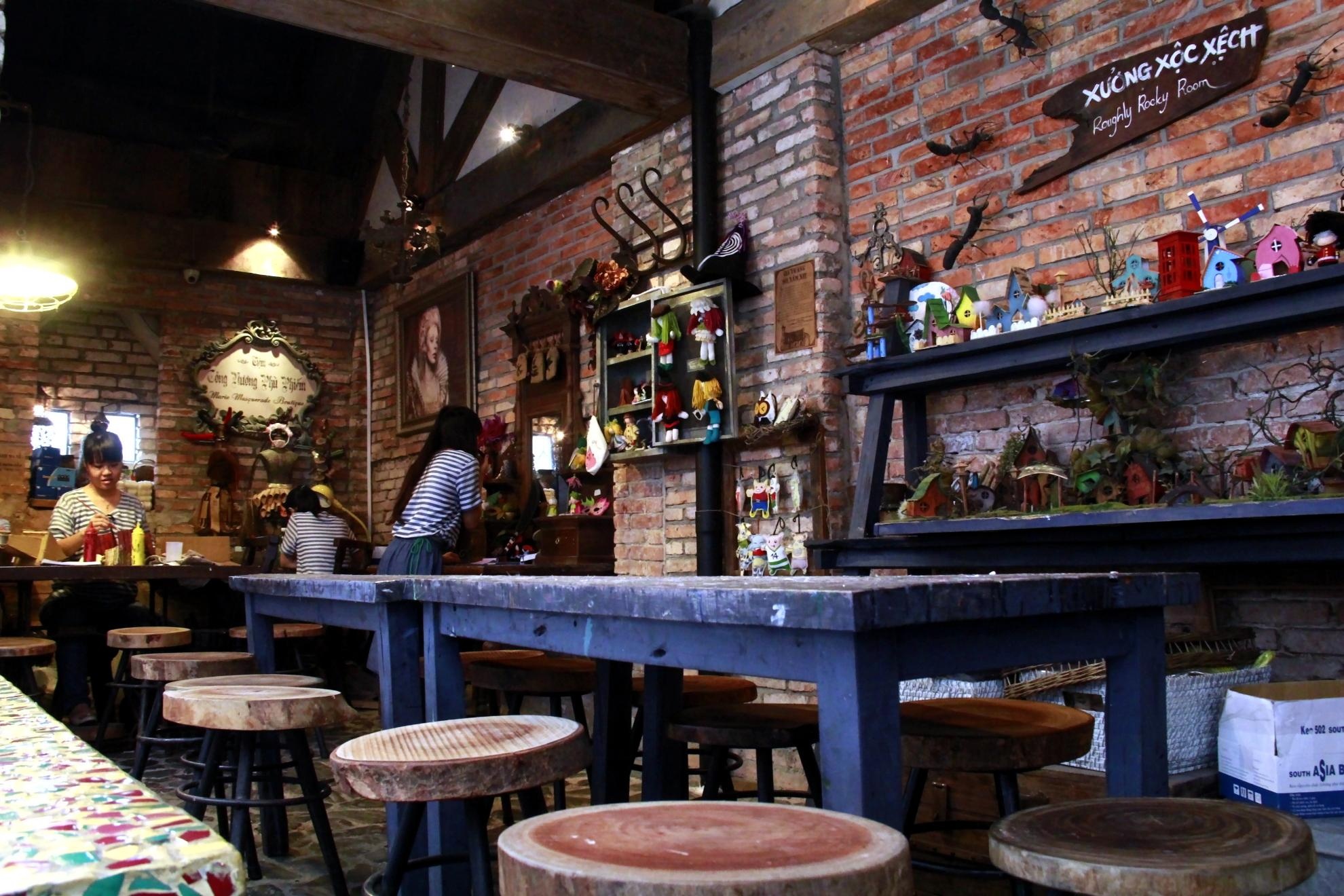 Ba Cây Chổi là một thị trấn Châu Âu cổ xưa, có hệ thống chính quyền, kinh tế, văn hóa riêng. Khách hàng khi đến thị trấn, sẽ được du hành vào thế giới của phép thuật, một thế giới khác với thực tại, trở thành một người khác.