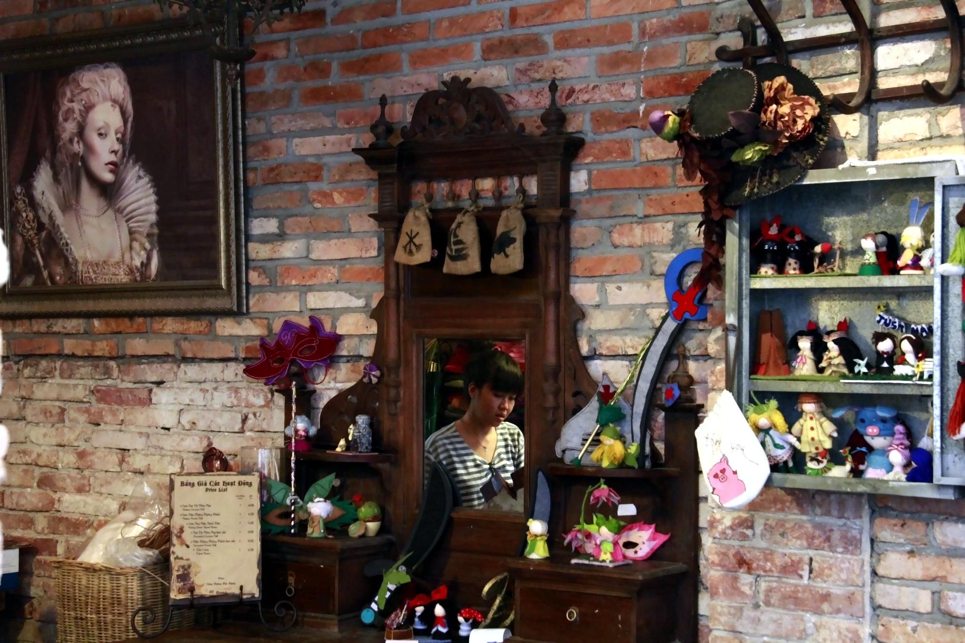 Khách có thể “đóng vai” trong hầu hết các hoạt động thường nhật của thị trấn như thợ làm bánh, thợ may vá, thợ mộc, thầy phù thủy, hoa tiên hoặc yêu tinh nghịch ngợm…. 