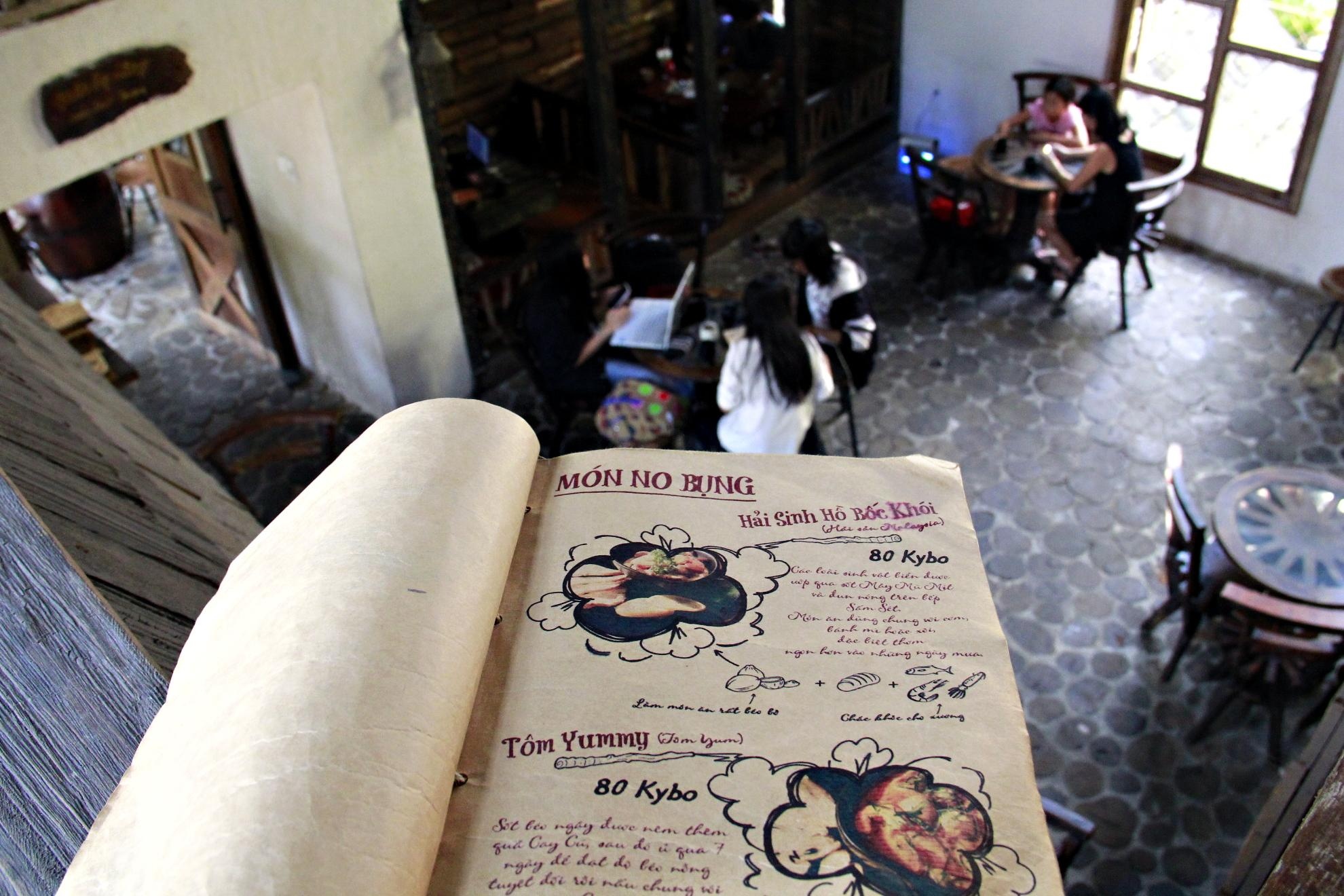 Quan ca phe phong cach phu thuy huyen bi giua long Sai Gon hinh anh