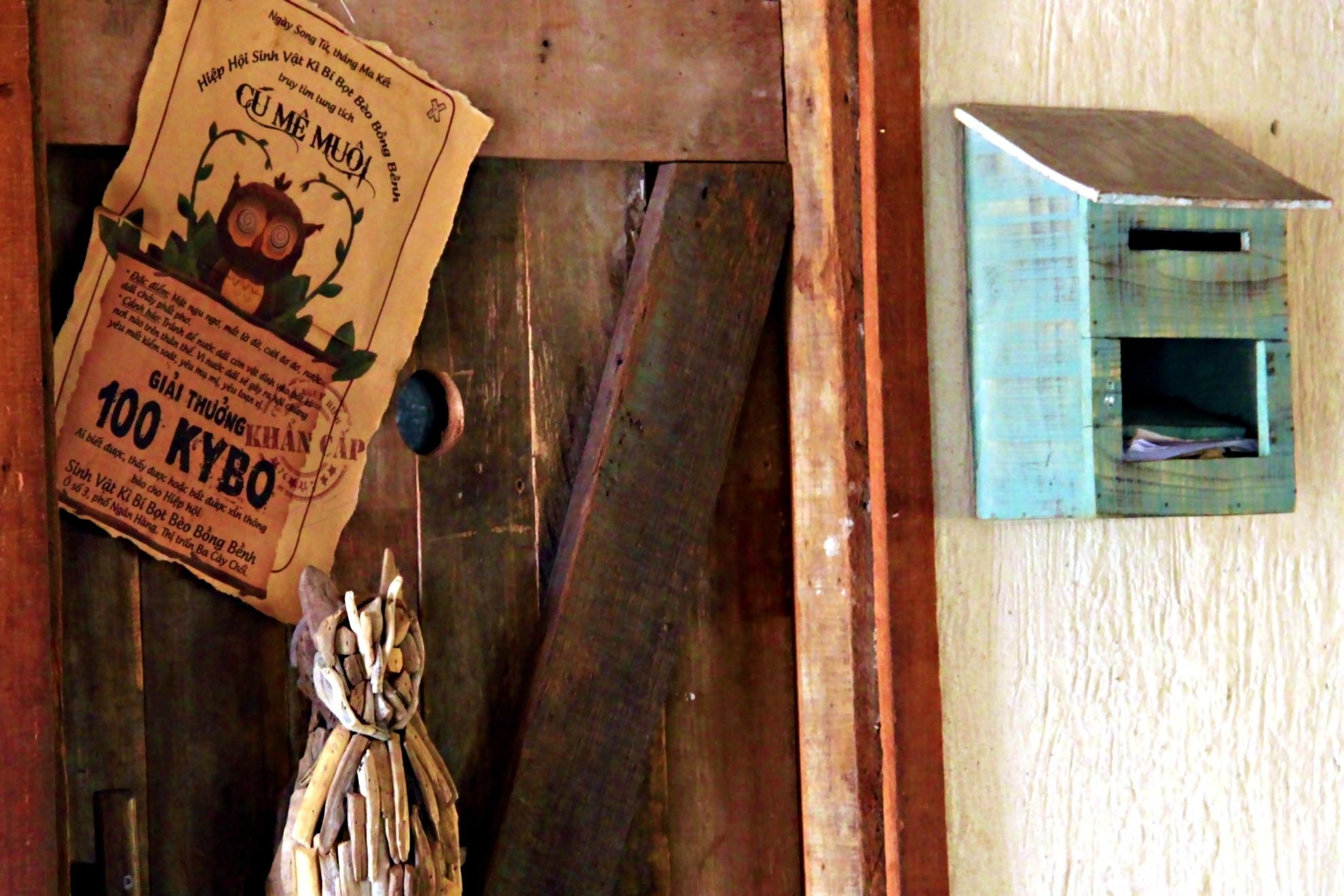 Không ai biết trước đằng sau cánh cửa đóng kín mít này là điều khủng khiếp gì đang chờ đợi, một con ma trắng toát hay một xác ướp đang rên rỉ.