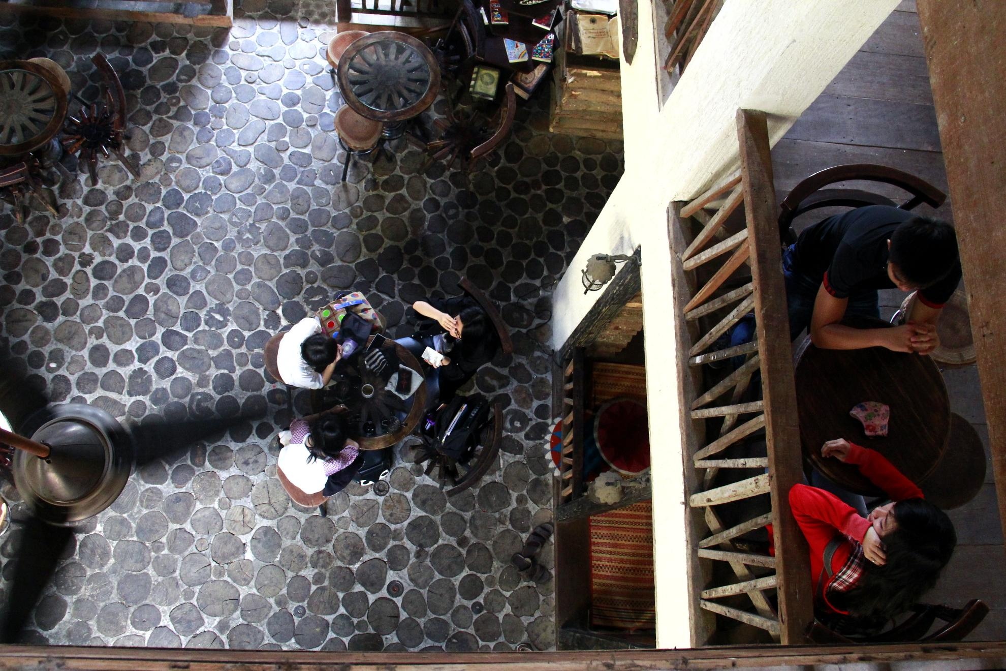 Các bạn trẻ thường cho đây là nơi để gặp gỡ bạn bè, cùng trò chuyện hoặc sẽ tham gia vào các trò chơi đầy thú vị.  Song bên cạnh đó vượt qua khỏi tầm một quán café, Thị trấn Ba cây chổi còn là nơi thư giãn giải trí của các gia đình vào cuối tuần. 