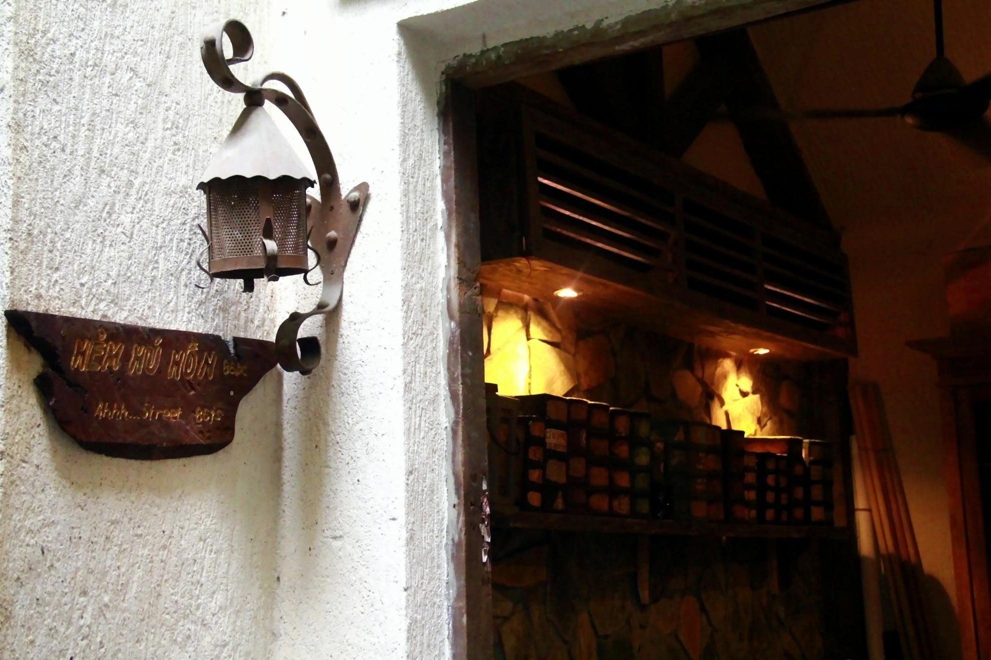 Quán có nhiều không gian riêng cho tùy từng đối tượng khách hàng như khách lẻ, nhóm bạn, tổ chức sinh nhật, họp mặt… mỗi không gian đểu được chăn chút tỉ mỉ cùng những tên gọi cực kỳ lý thú như:  Xưởng bánh bà núc ních, trường pháp sư râu xoắn, xưởng xộc xệch, rừng run rẩy, quán sọ lủng, nhà hát nhái bén…