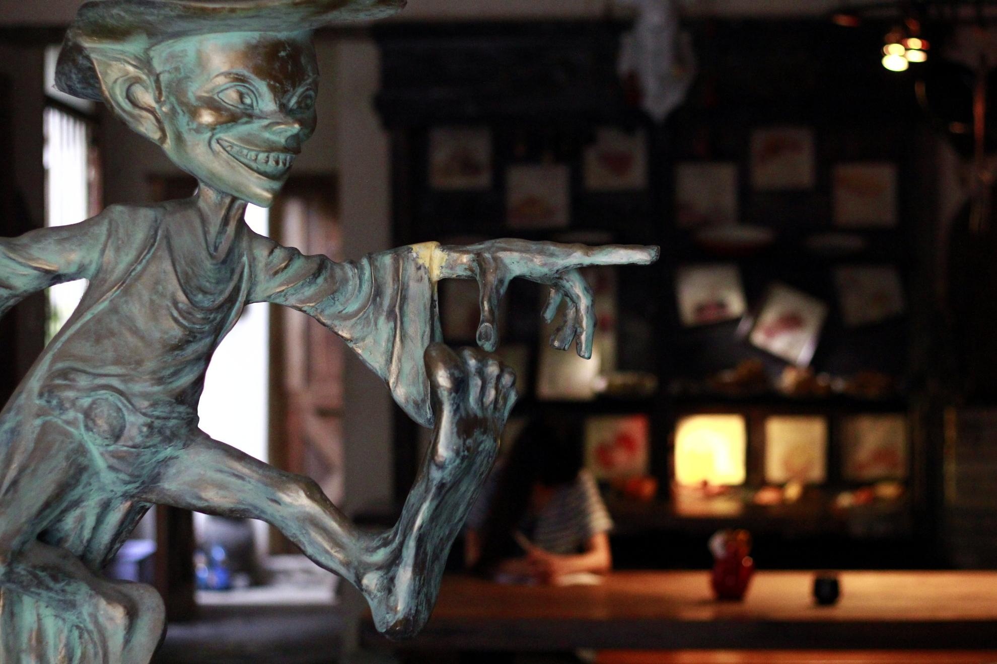 Ấn tượng đầu tiên ngay từ cửa vào là hình ảnh một chú quỷ nhỏ canh gác cùng cánh cửa gỗ lớn dày im ỉm làm khách vừa hồi hộp vừa tò mò.