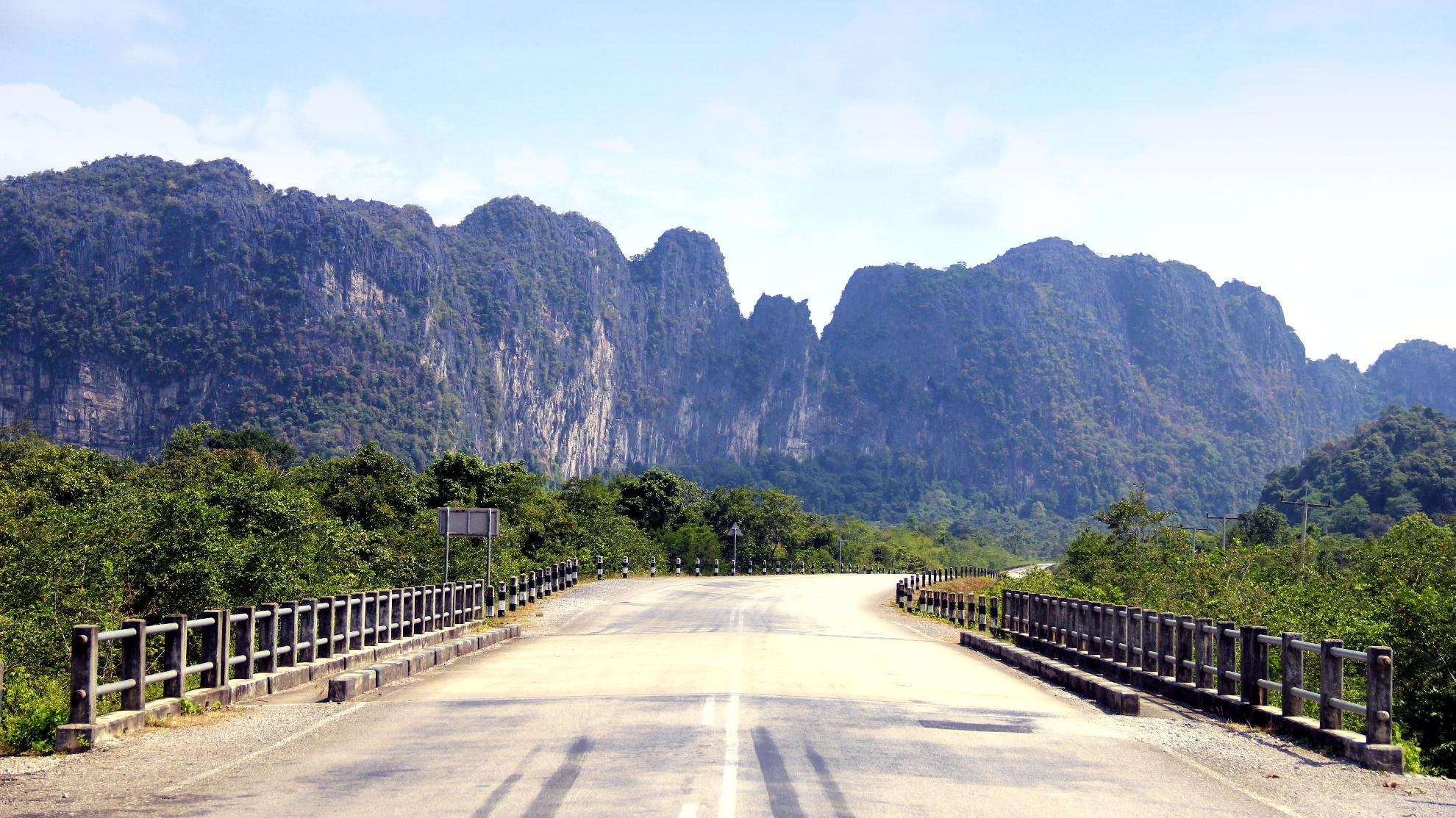 Tu lai xe di Thai - Lao nen trai nghiem nhung gi? hinh anh